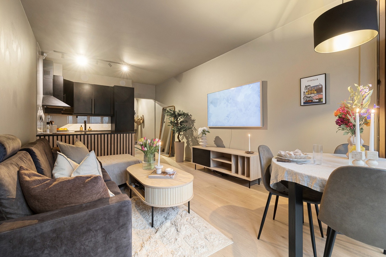 Boligen fremstår som moderne og innbydende etter oppgraderinger, og byr på en funksjonell planløsning med gode oppholdsrom og en behagelig romfølelse Galleribilde