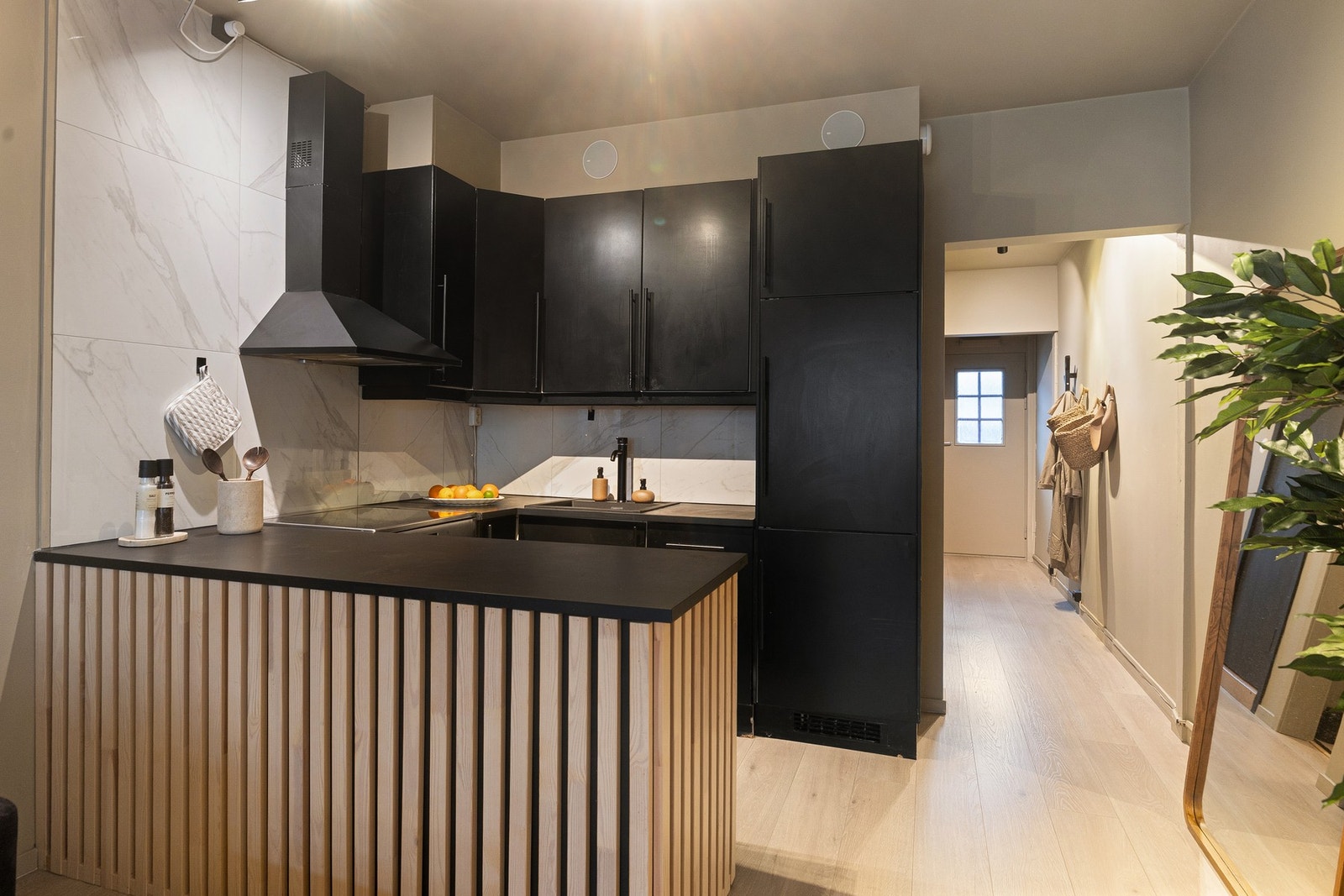 Den åpne løsningen gir god flyt mellom kjøkken og oppholdsrom, og gjør boligen sosial og lett å innrede. Galleribilde