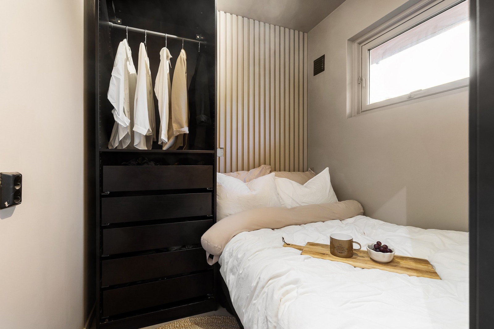 Leiligheten har en egen soveplass som er godt avskjermet og gir plass til seng og oppbevaringsløsninger. Galleribilde
