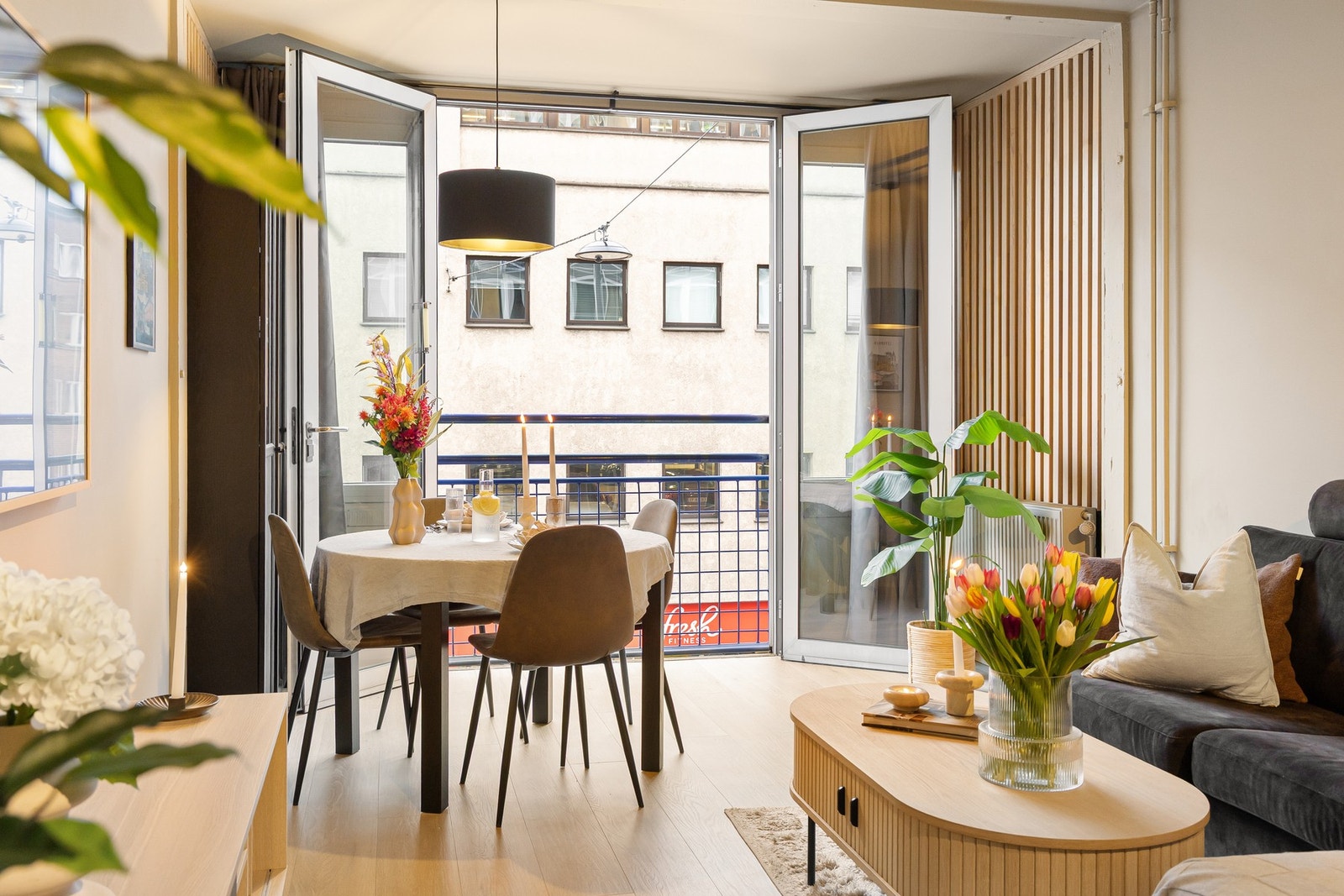 Velkommen til en lys, arealeffektiv og oppgradert leilighet med attraktiv beliggenhet på Carl Berner! Galleribilde