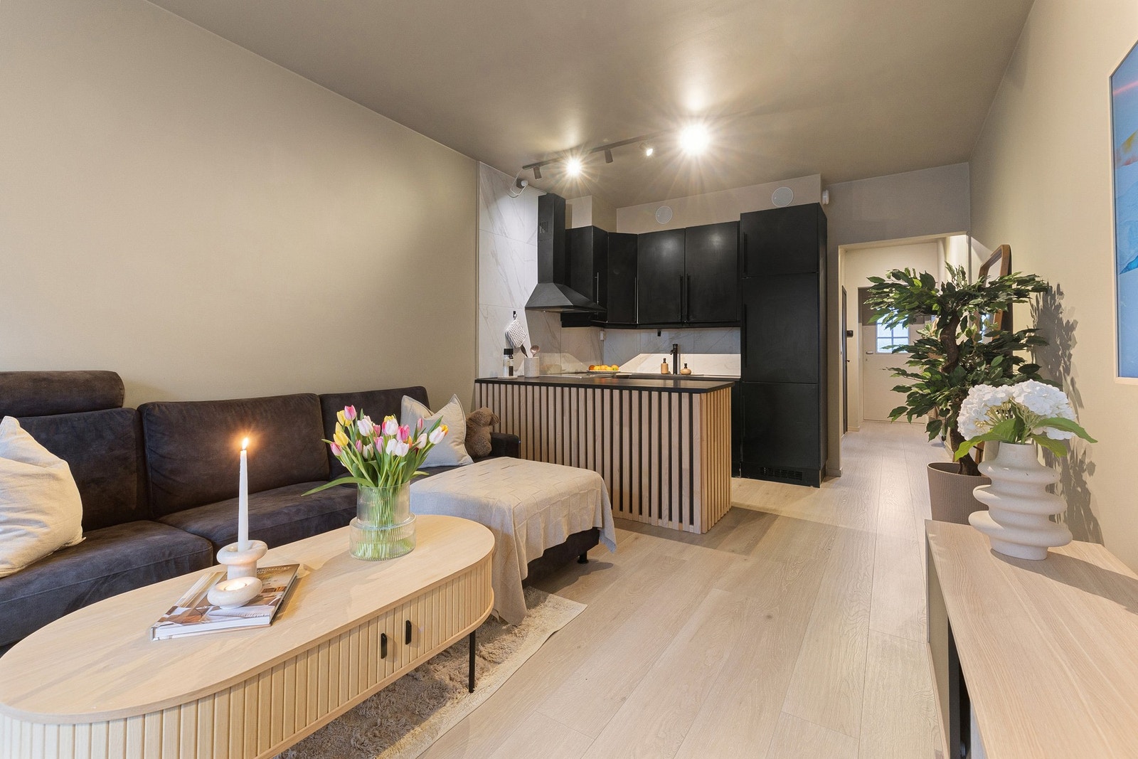 Stuen har også god veggplass som gir fleksibilitet for plassering av TV, hyller og annen innredning. Galleribilde