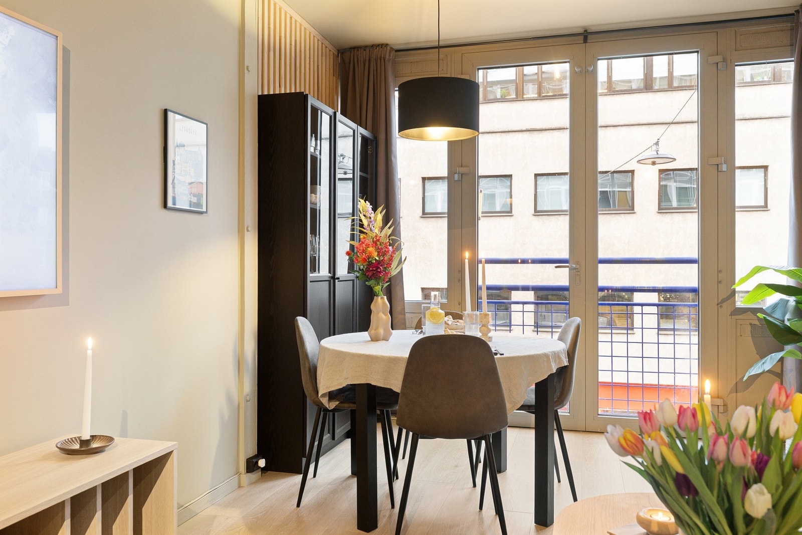 Fra stuen er det utgang til fransk balkong som gir fin kontakt med ute og gode lysforhold. Galleribilde