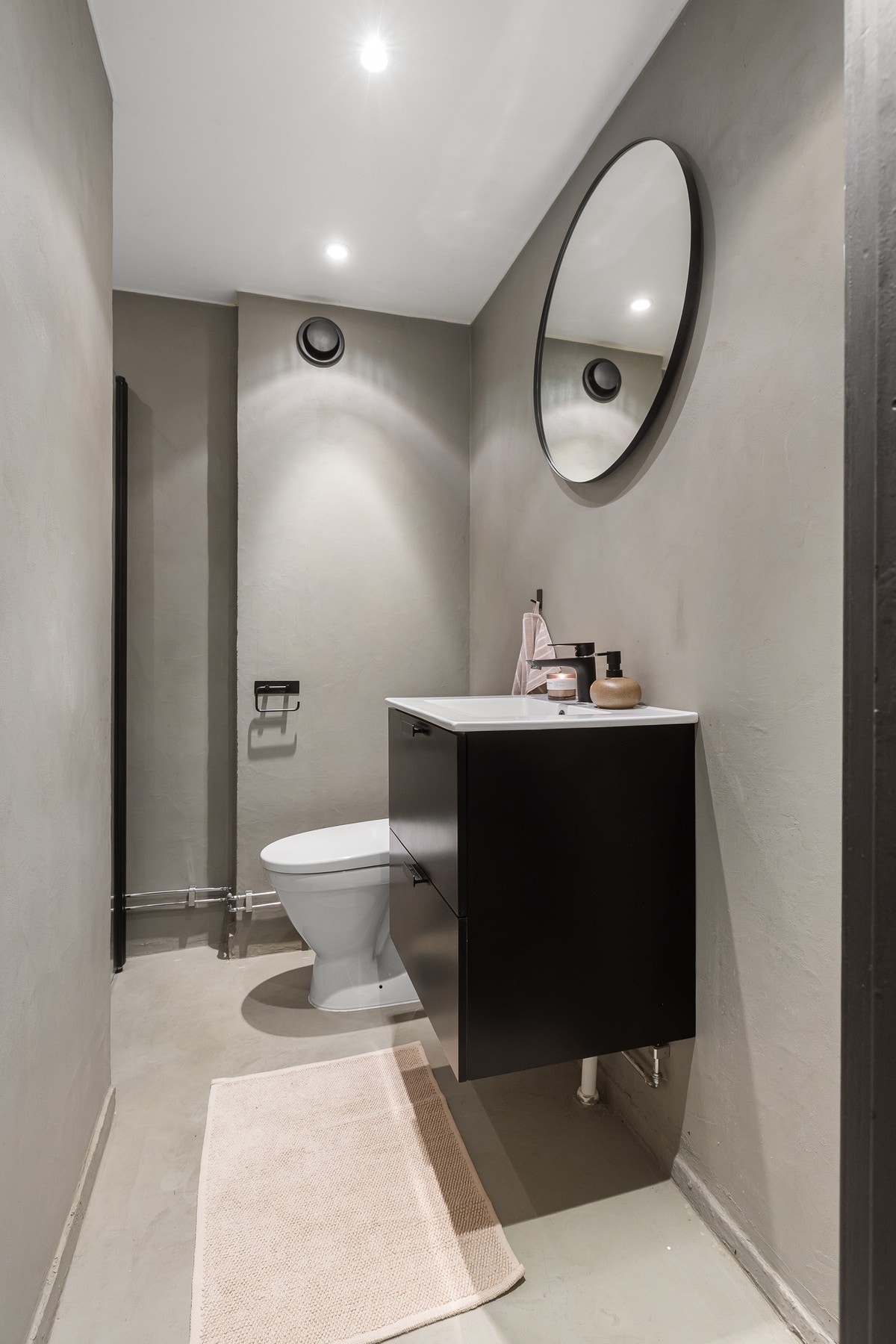 Badet er oppgradert i nyere tid og inneholder dusjløsning, servant med underskap og toalett. Galleribilde