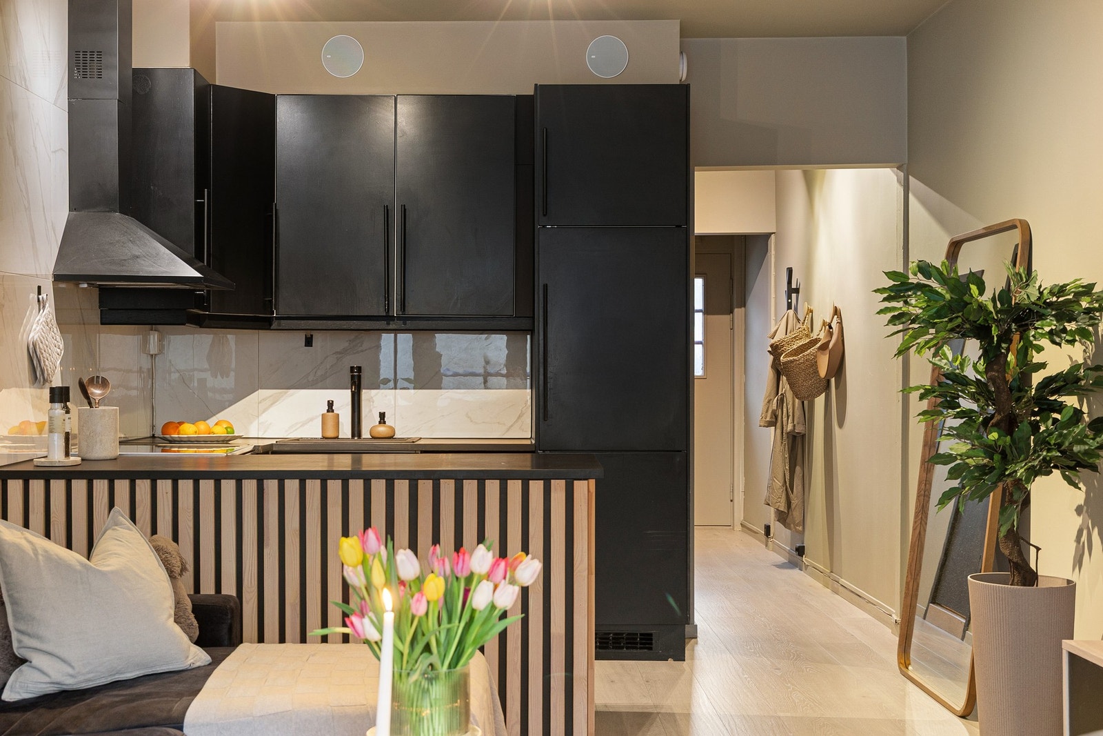 Innredningen har gode skap- og benkeløsninger, fliser over benk og integrerte hvitevarer. Galleribilde