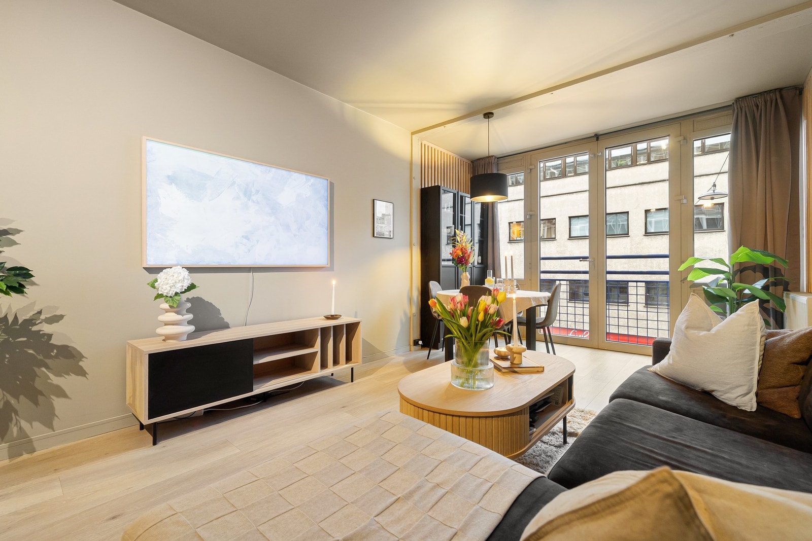 Store vindusflater gir rikelig med naturlig lys og bidrar til en luftig atmosfære. Galleribilde