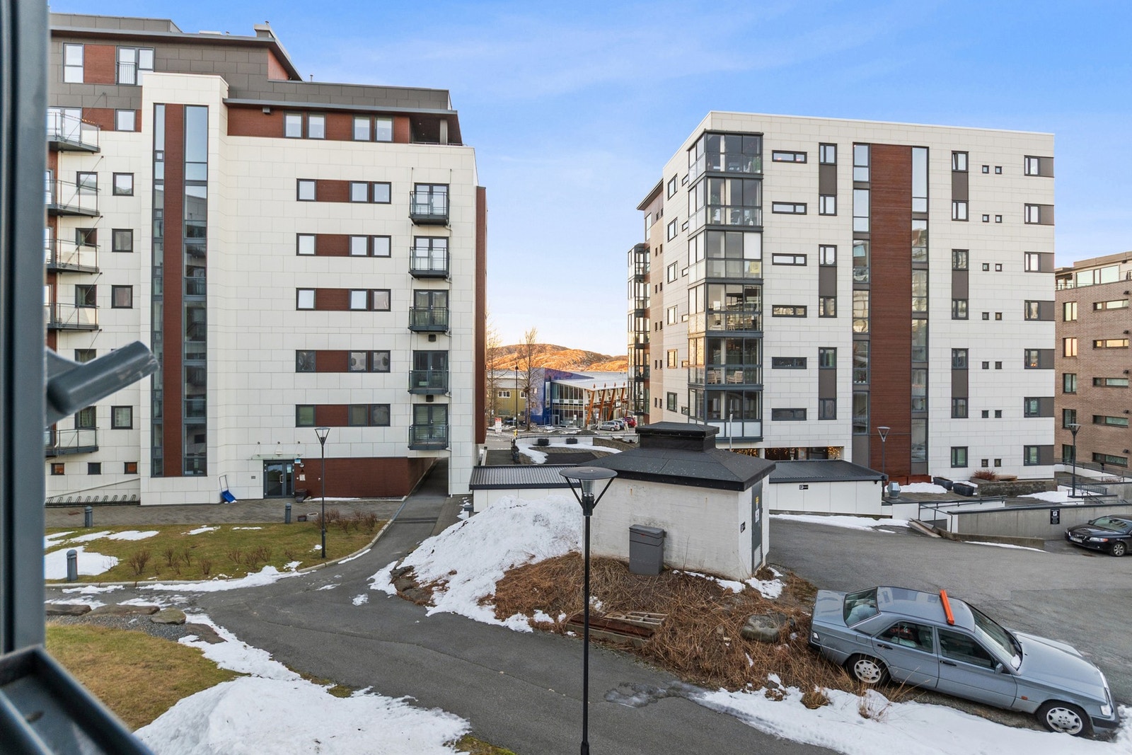 Sentrumsnær og tilbaketrukket beliggenhet med gangavstand til alle daglige nødvendigheter. Galleribilde