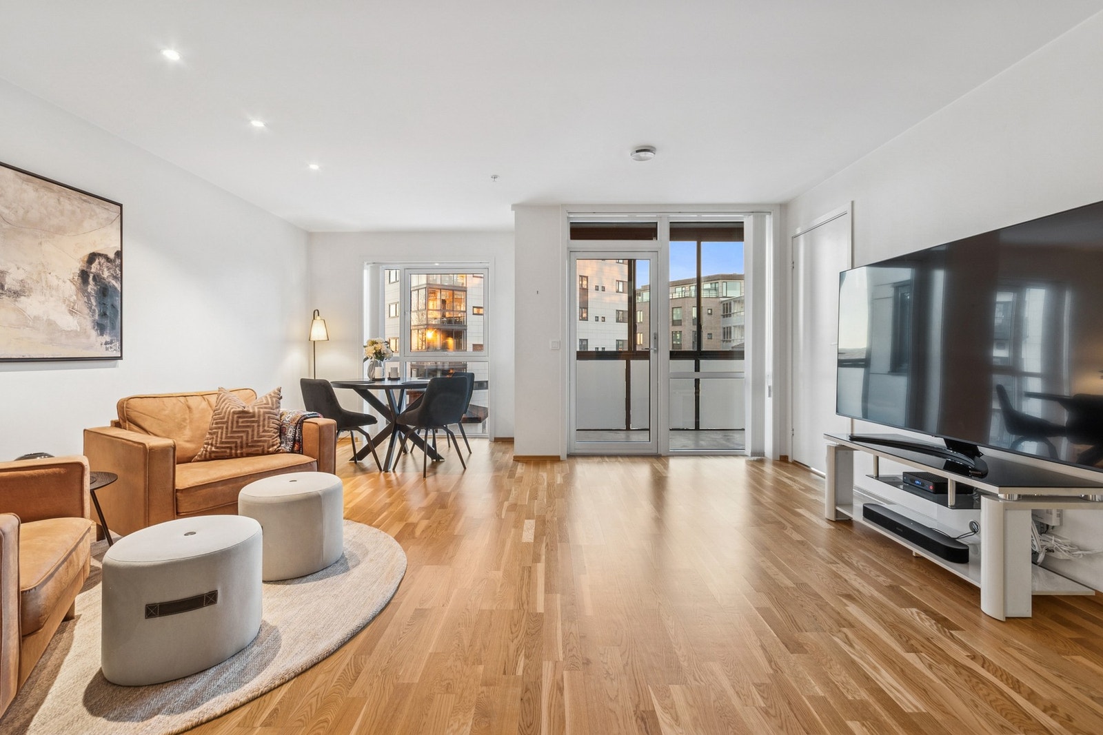 Leiligheten har en åpen løsning, og godt med herlig lysinnslipp som gir en god romfølelse. Galleribilde