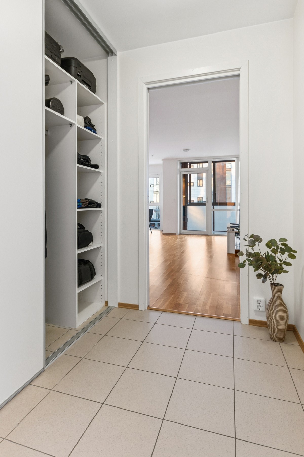 Flislagt entré med gulvvarme. Her er det en romslig og praktisk skyvedørsgarderobe. Galleribilde