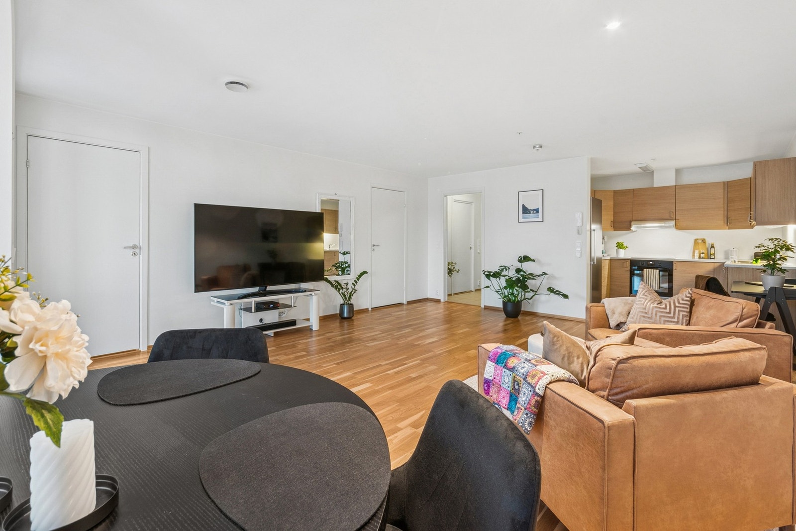 Her er det både balansert ventilasjon og vannbåren varme som sikrer et behagelig inneklima året rundt. Galleribilde