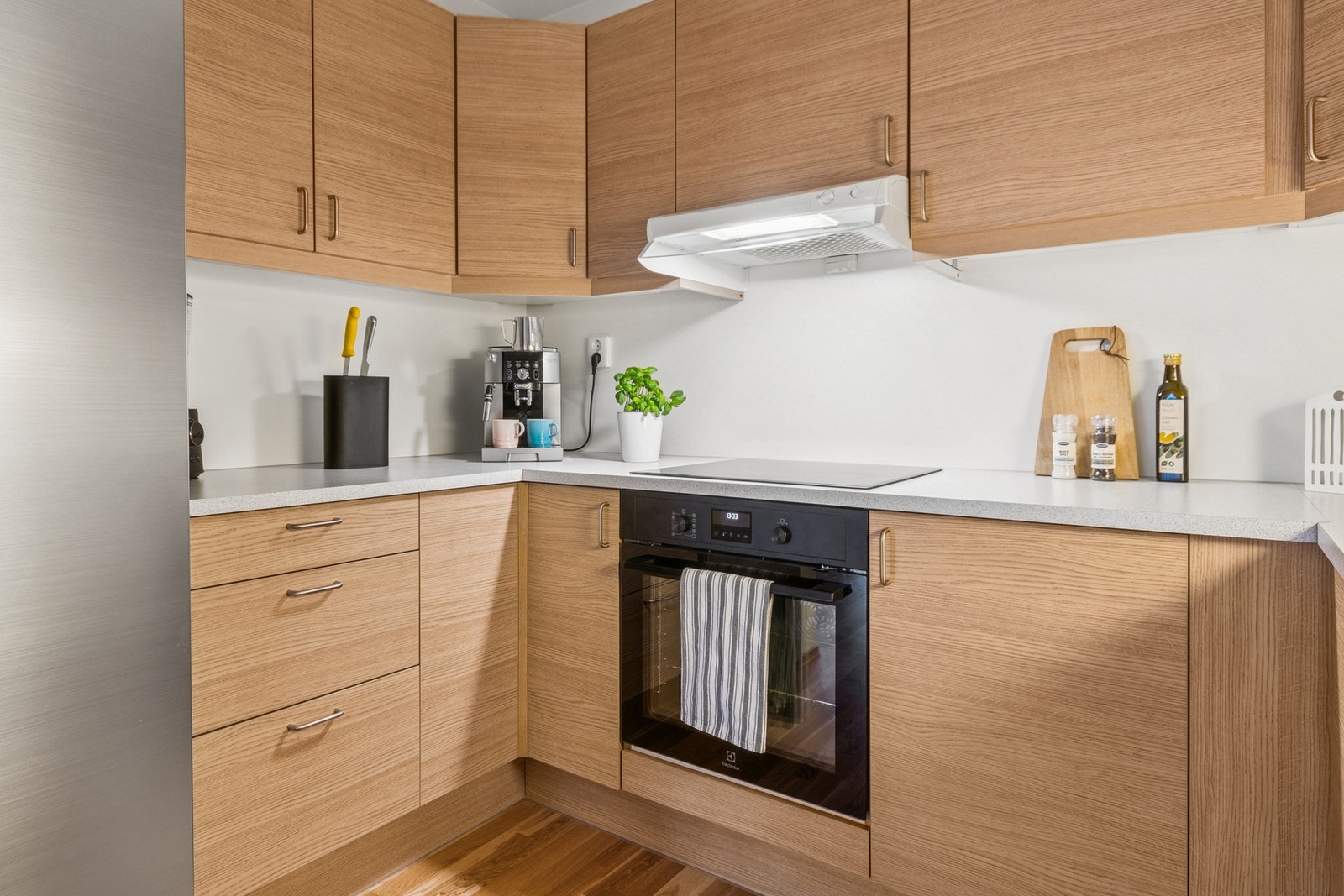 Godt utbygget med både skap- og benkeplass. Galleribilde