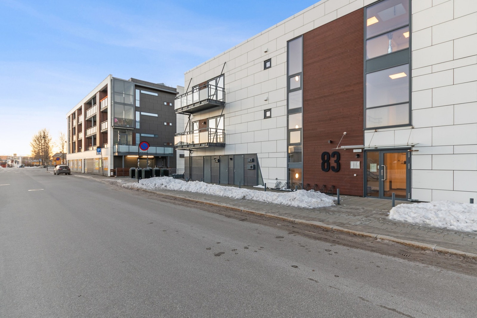 Fellesutgifter inkluderer tv/ internett og avsetning varmtvann på a-konto. Galleribilde