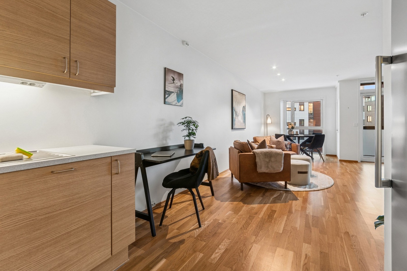 Kjøkkenet er i åpen løsning mot stuen. Galleribilde