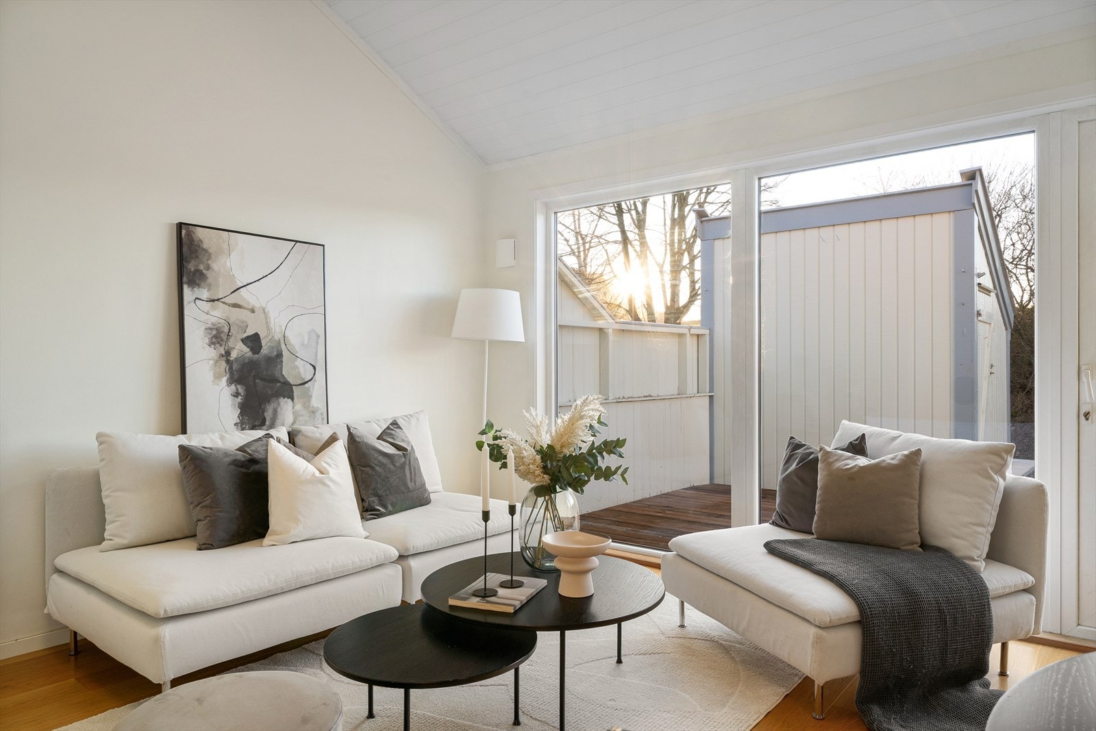 Rekkehuset strekker seg over to plan og byr på en familievennlig planløsning. Galleribilde