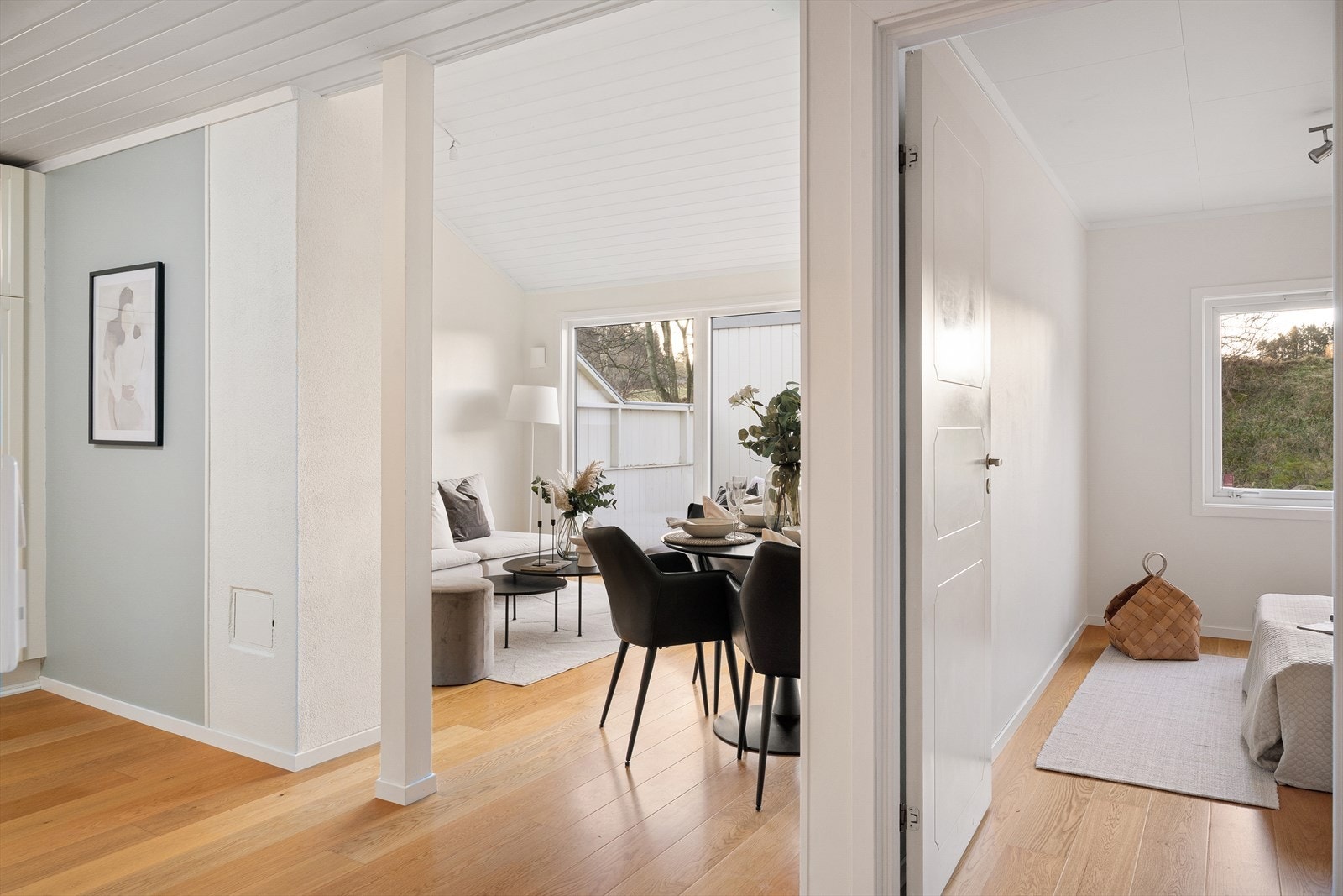 I 1. etasje finner man blant annet stue, kjøkken, soverom og bad. Galleribilde