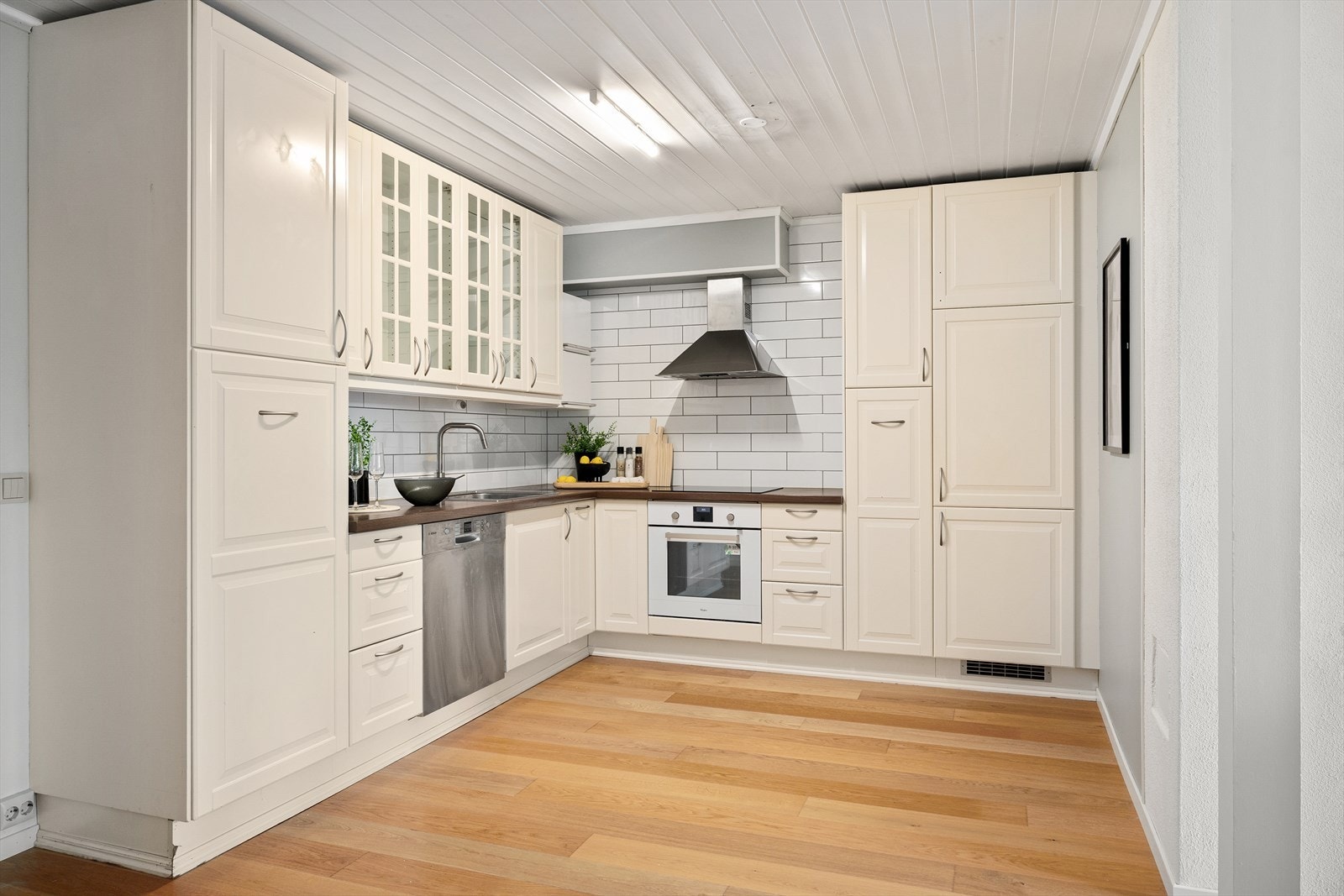 Tidløs kjøkkeninnredning med profilerte fronter. Galleribilde