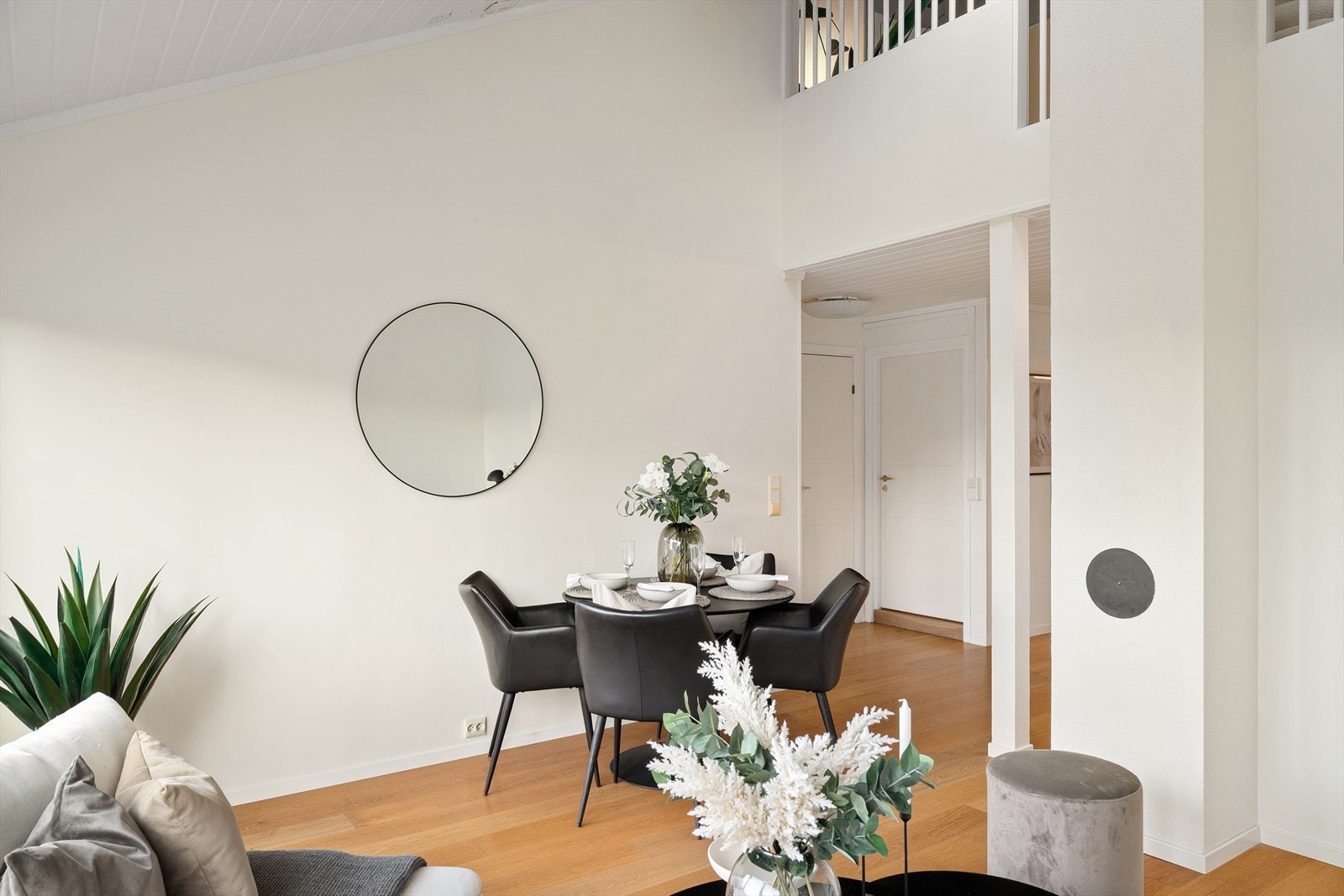 Rommet kan enkelt innredes i ulike soner med sofagruppe og spisebord. Galleribilde