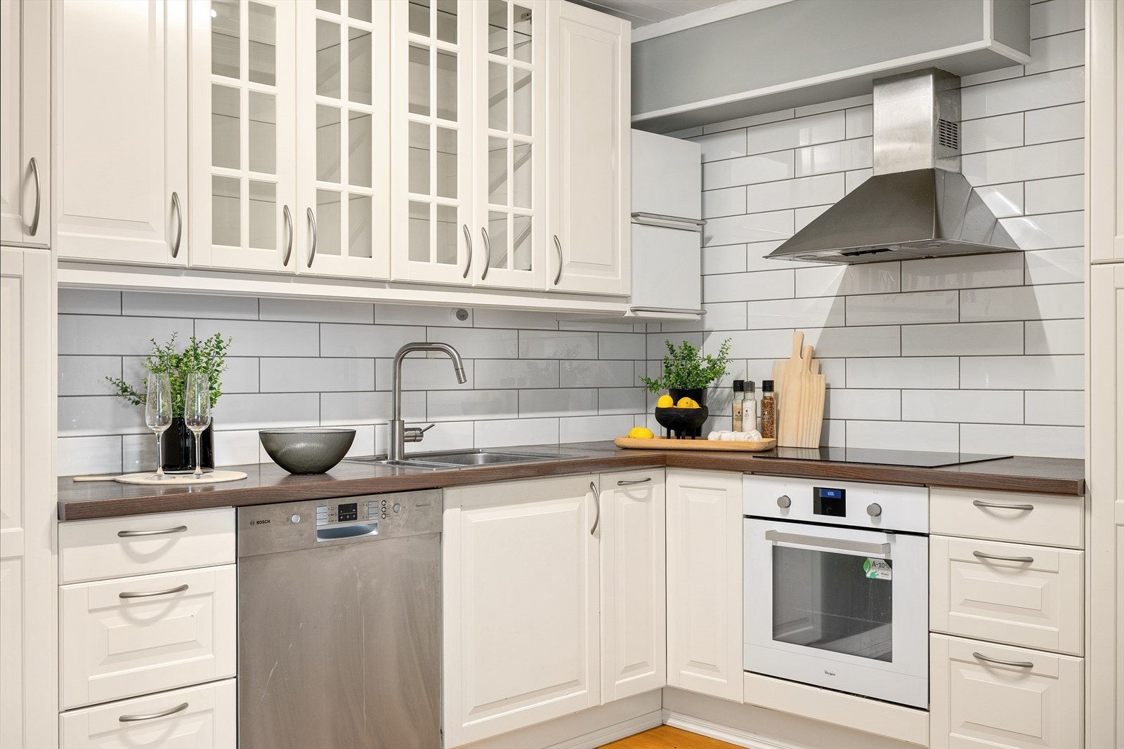 Kjøkkenet har godt med skap- og benkeplass, så vel som gode arbeidsflater. Galleribilde