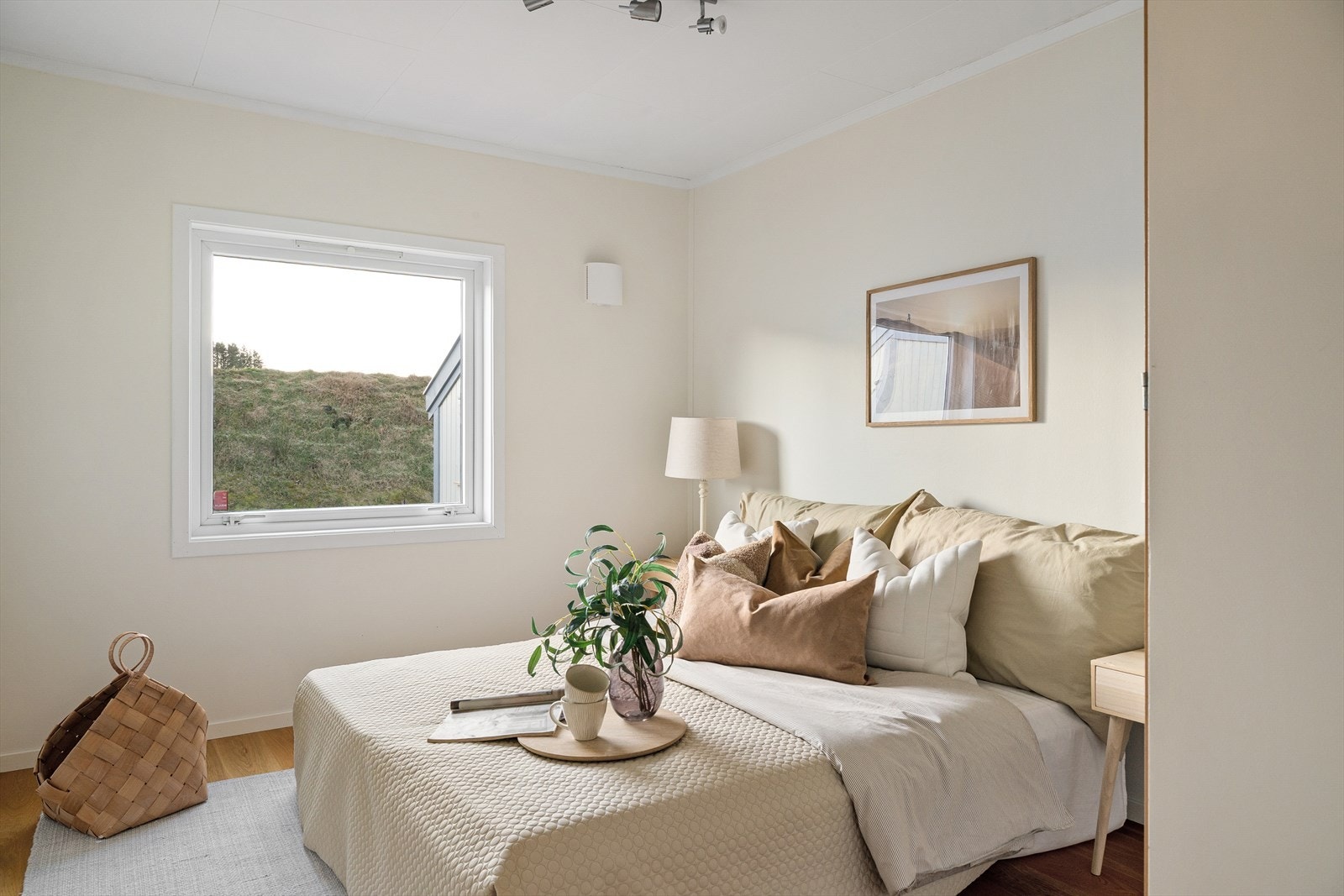 Hovedsoverom av god størrelse med seng, skap og ellers ønsket møblement. Galleribilde