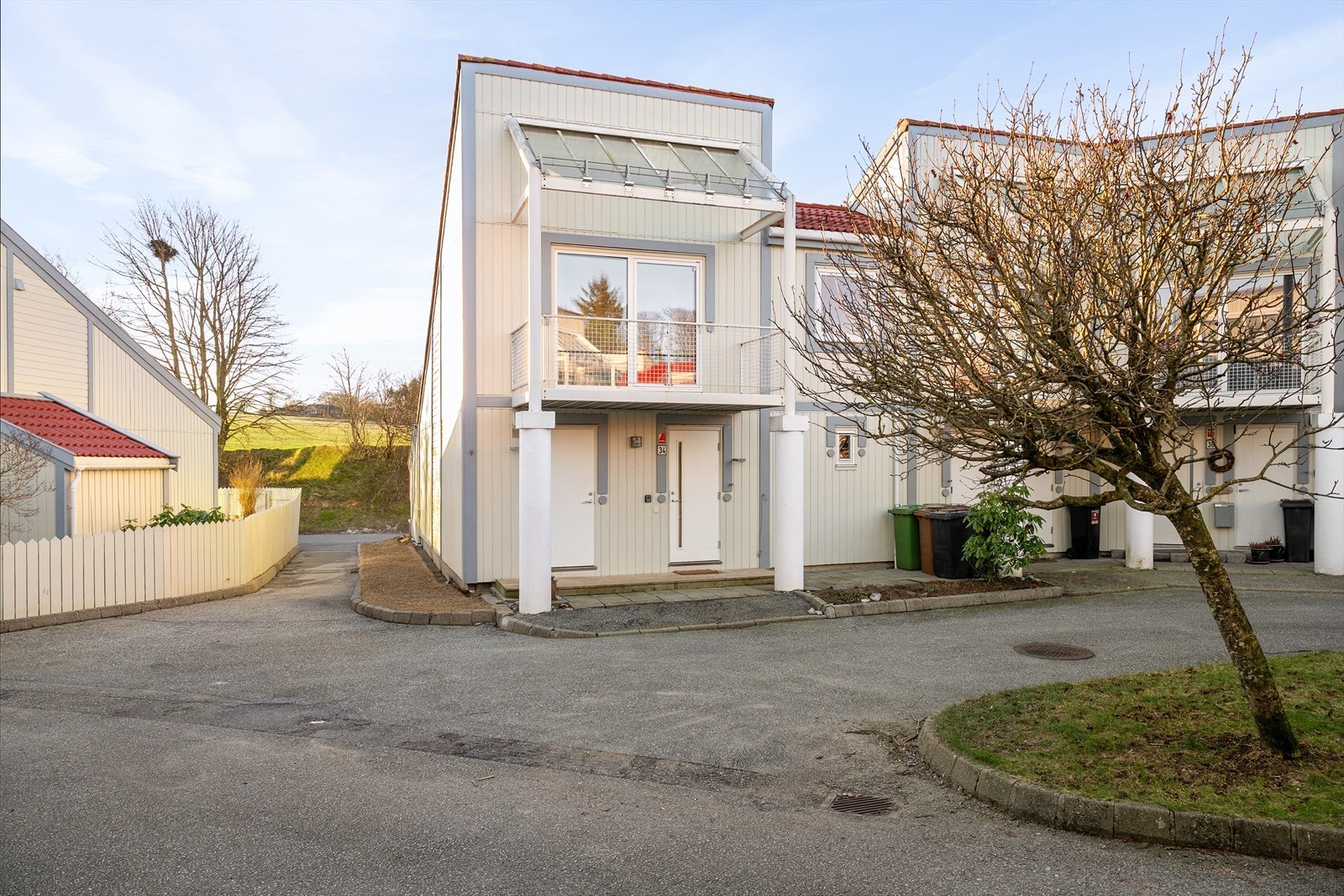 Nærområdet er svært barnevennlig med flere lekeplasser og barnehage like ved. Galleribilde