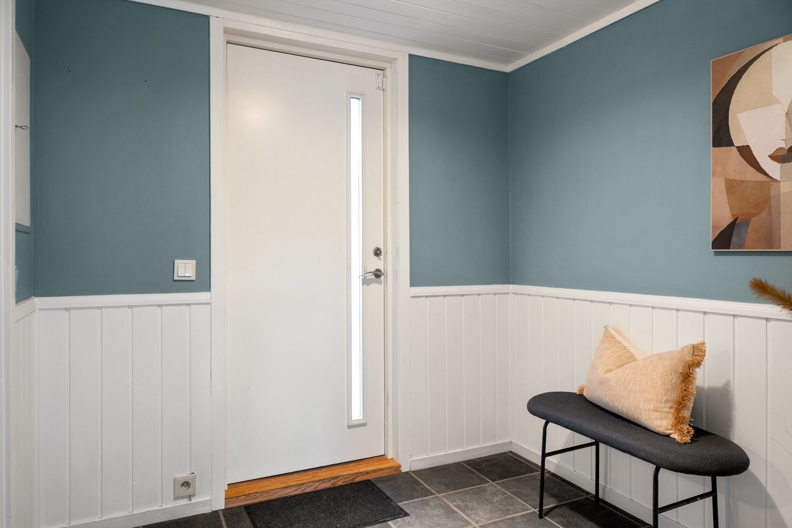Boligens inngangsparti har god plass til å henge fra seg yttertøy og sko. Galleribilde