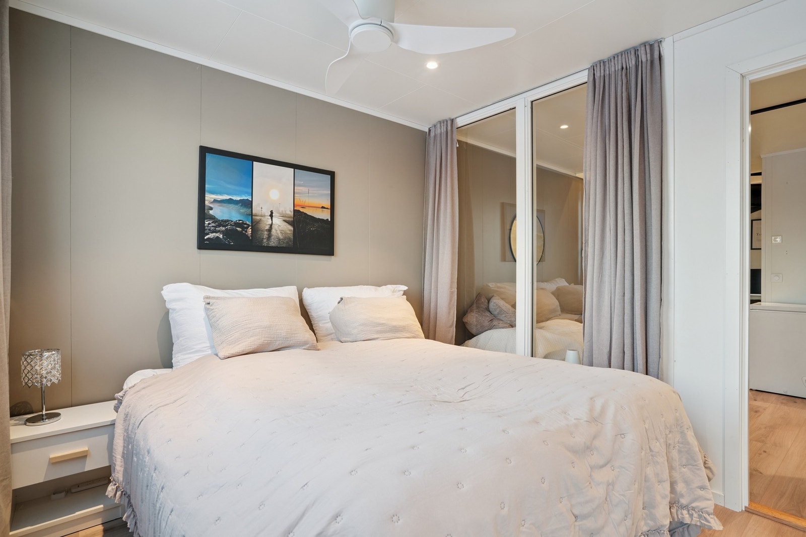 God plass til stor dobbeltseng og det er etablert vifte i tak! Galleribilde