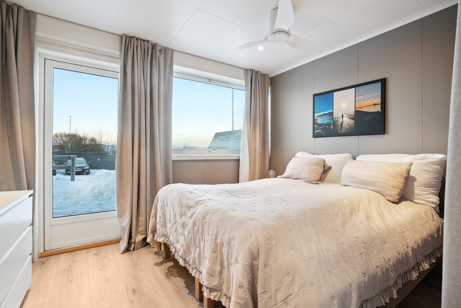 Romslig soverom med utgang til terrasse! Galleribilde