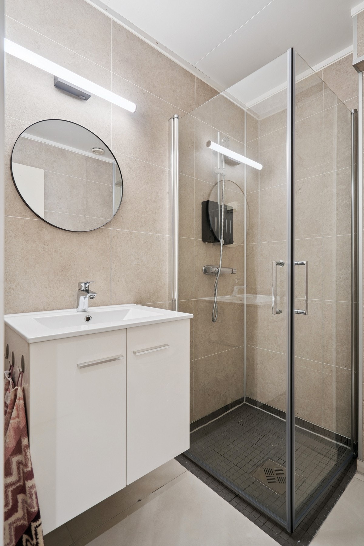 Elektrisk gulvvarme på bad og innfellbare dusjdører i dusjhjørne! Galleribilde