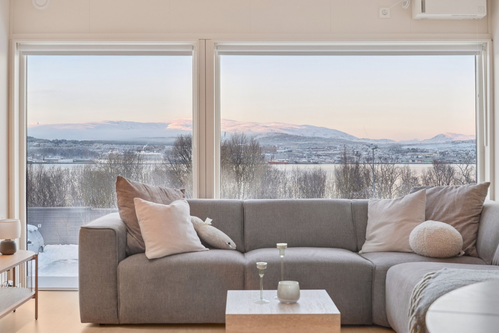 Nydelig utsikt mot Tromsøya og flott natur på Kvaløya! Galleribilde