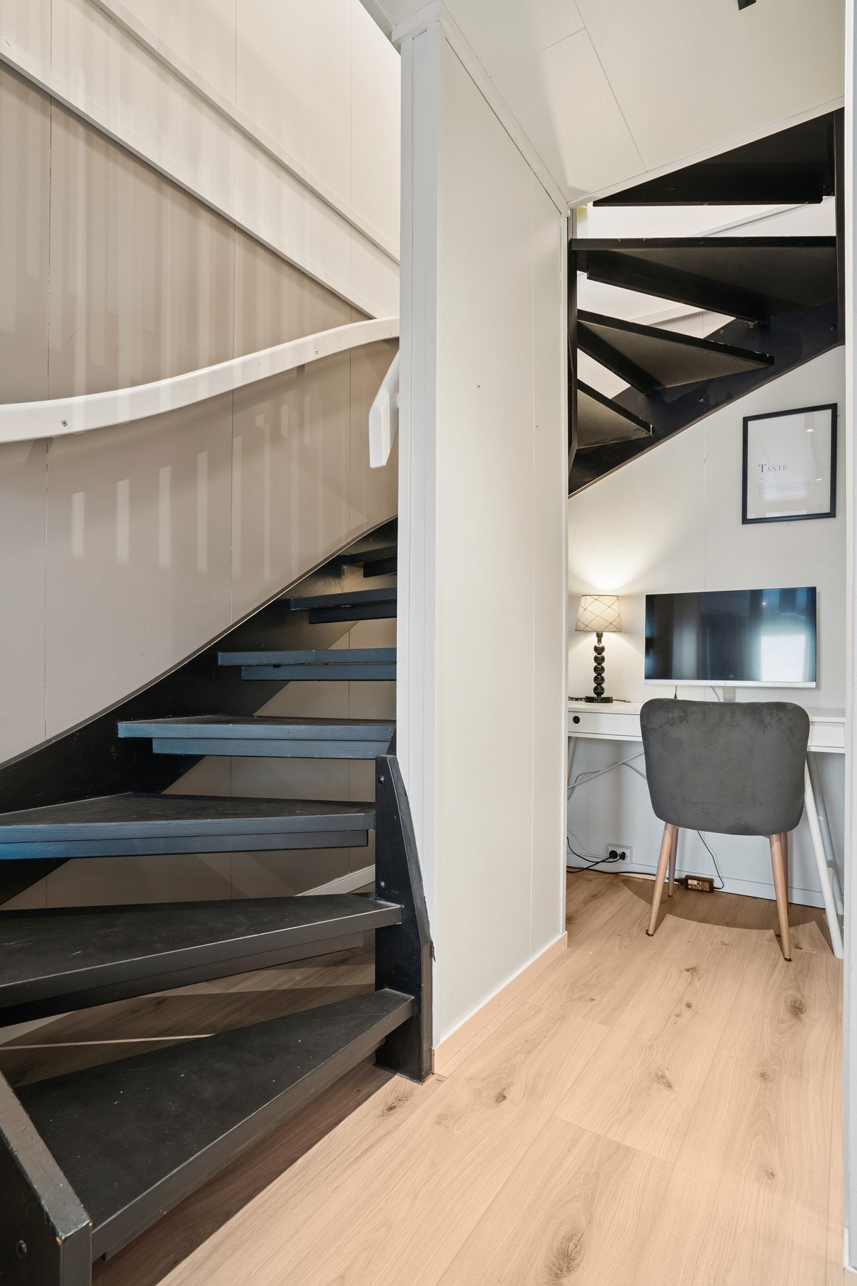 I 1. etasjen er det etablert kontorplass under trapp for god utnyttelse av areal! Galleribilde