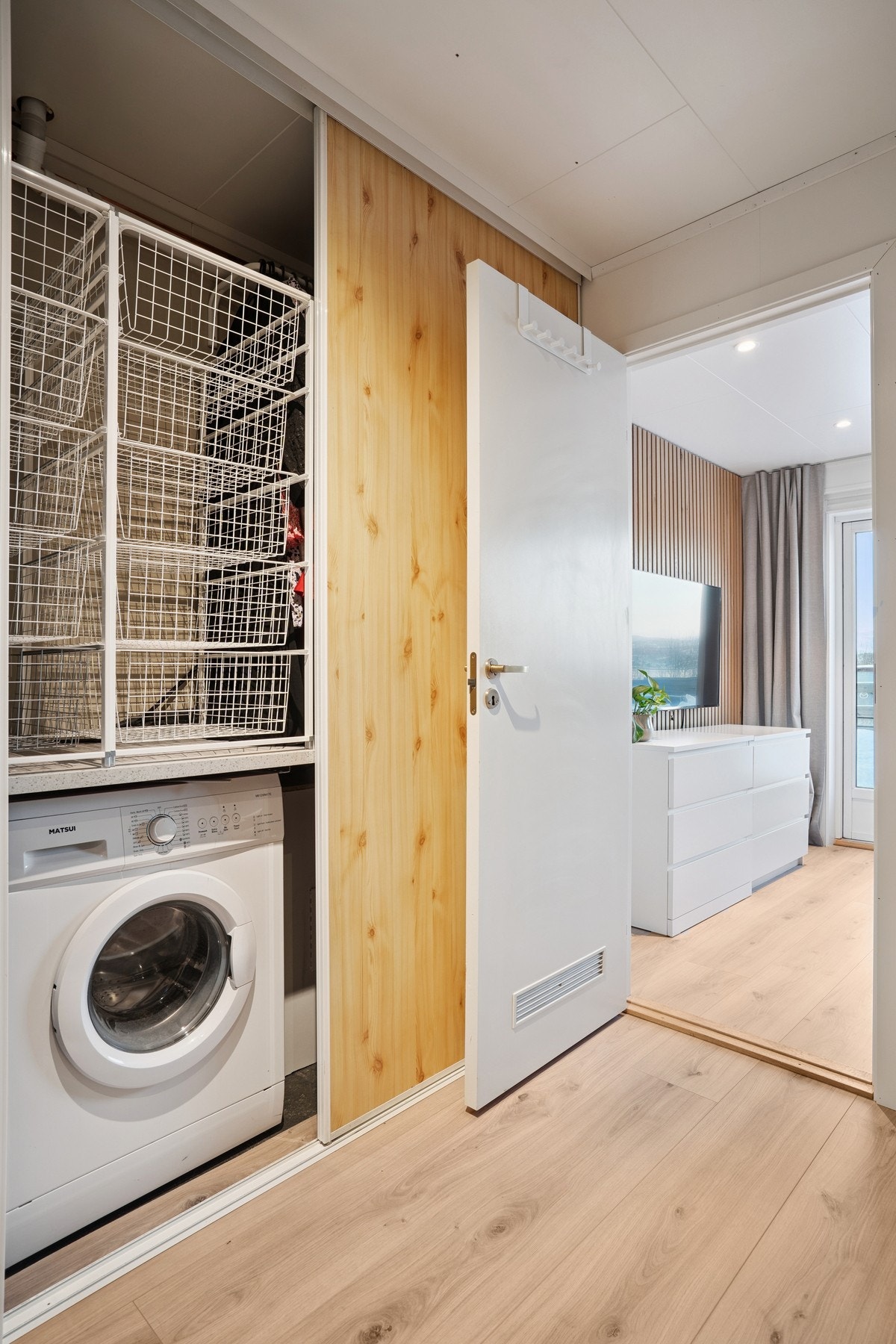 Stor skyvedørsgarderobe med lagring, samt vaskemaskin, tørketrommel og varmtvannstank! Galleribilde