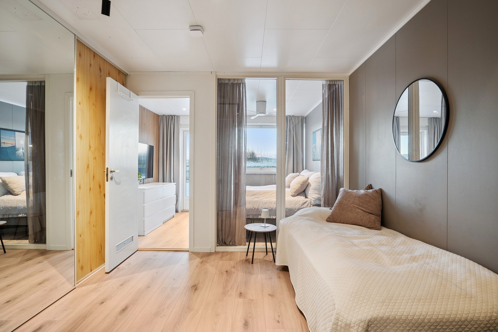 Hele 1. etasjen har termostatstyrte elektriske varmekabler i gulv! Galleribilde