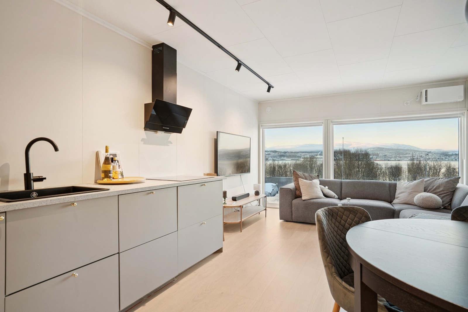 Videre kommer du til åpen stue og kjøkken-løsning! Galleribilde