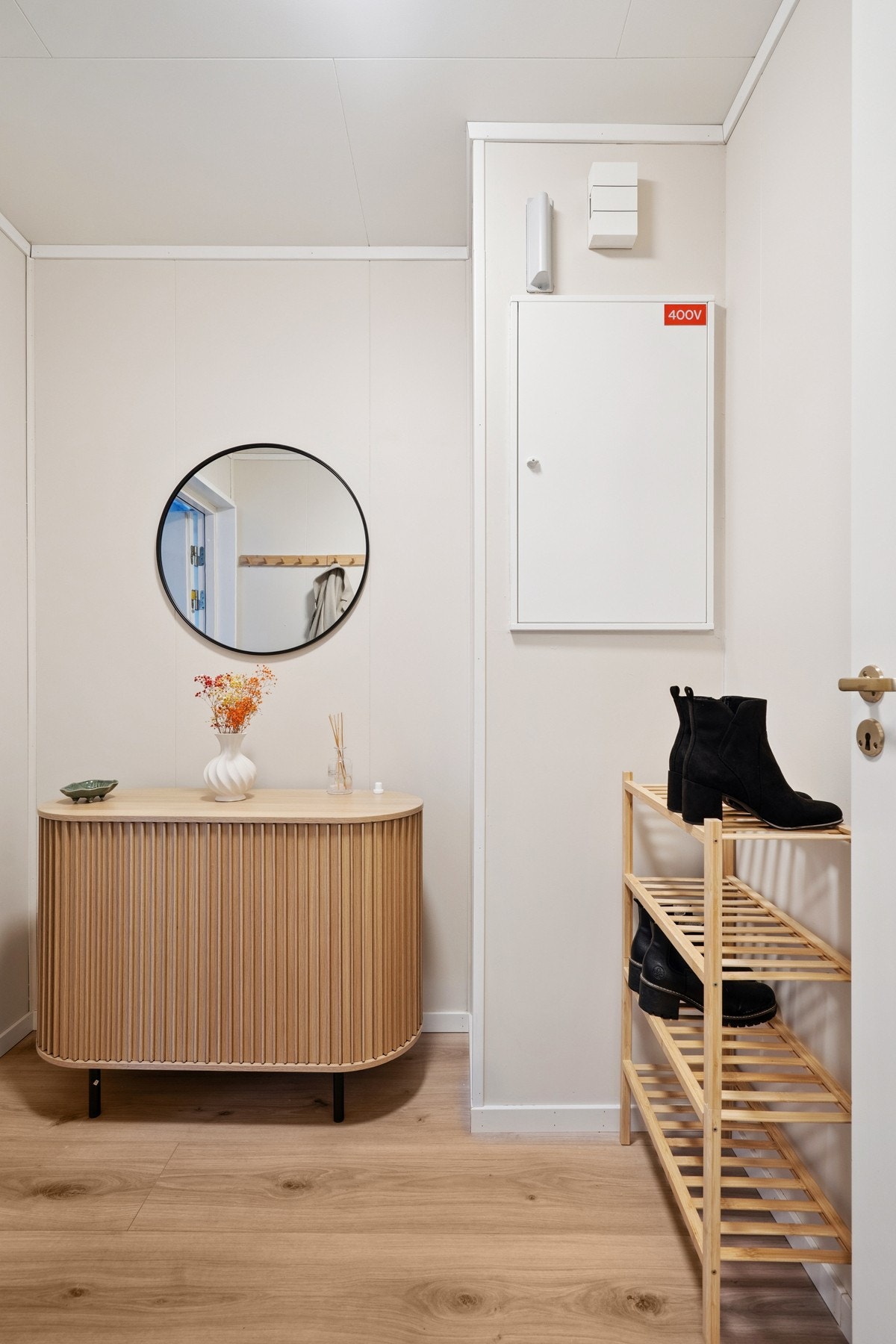 Lys og romslig entré med god plass til å henge fra seg klær! Galleribilde