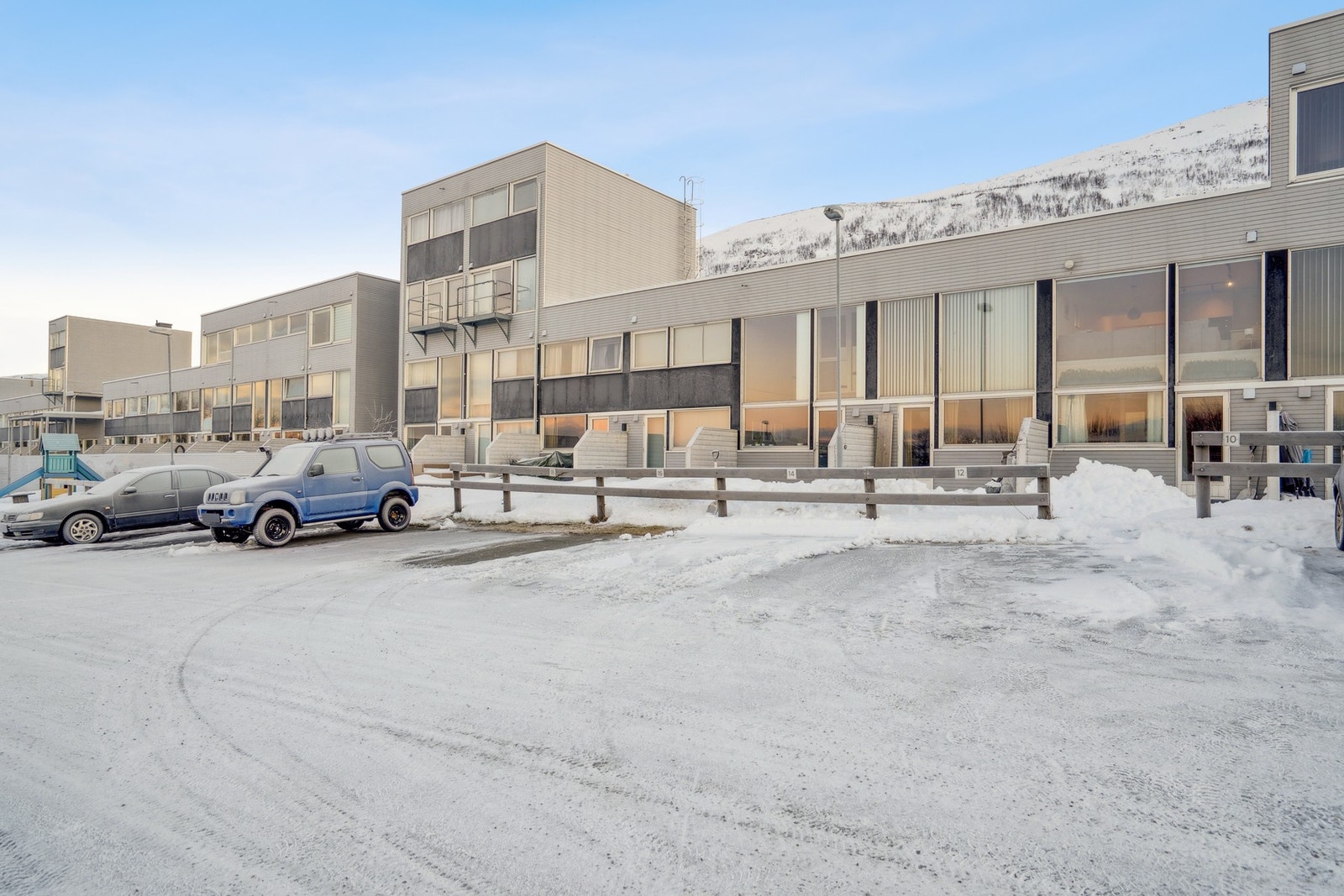 Felles parkeringsplass på nedsiden av bygget! Galleribilde