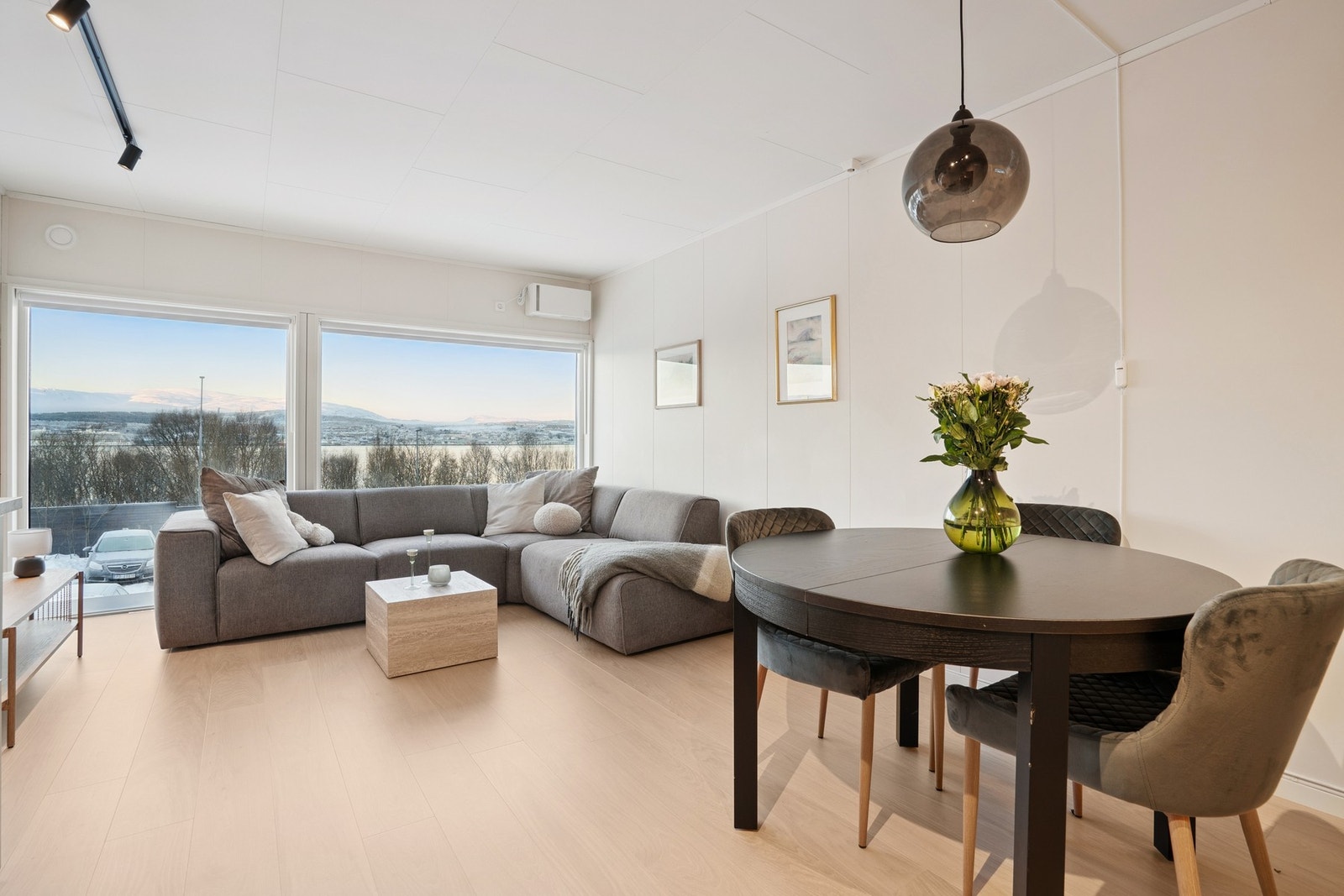 Stuen har moderne innredning og behagelige, men tidløse fargevalg! Galleribilde