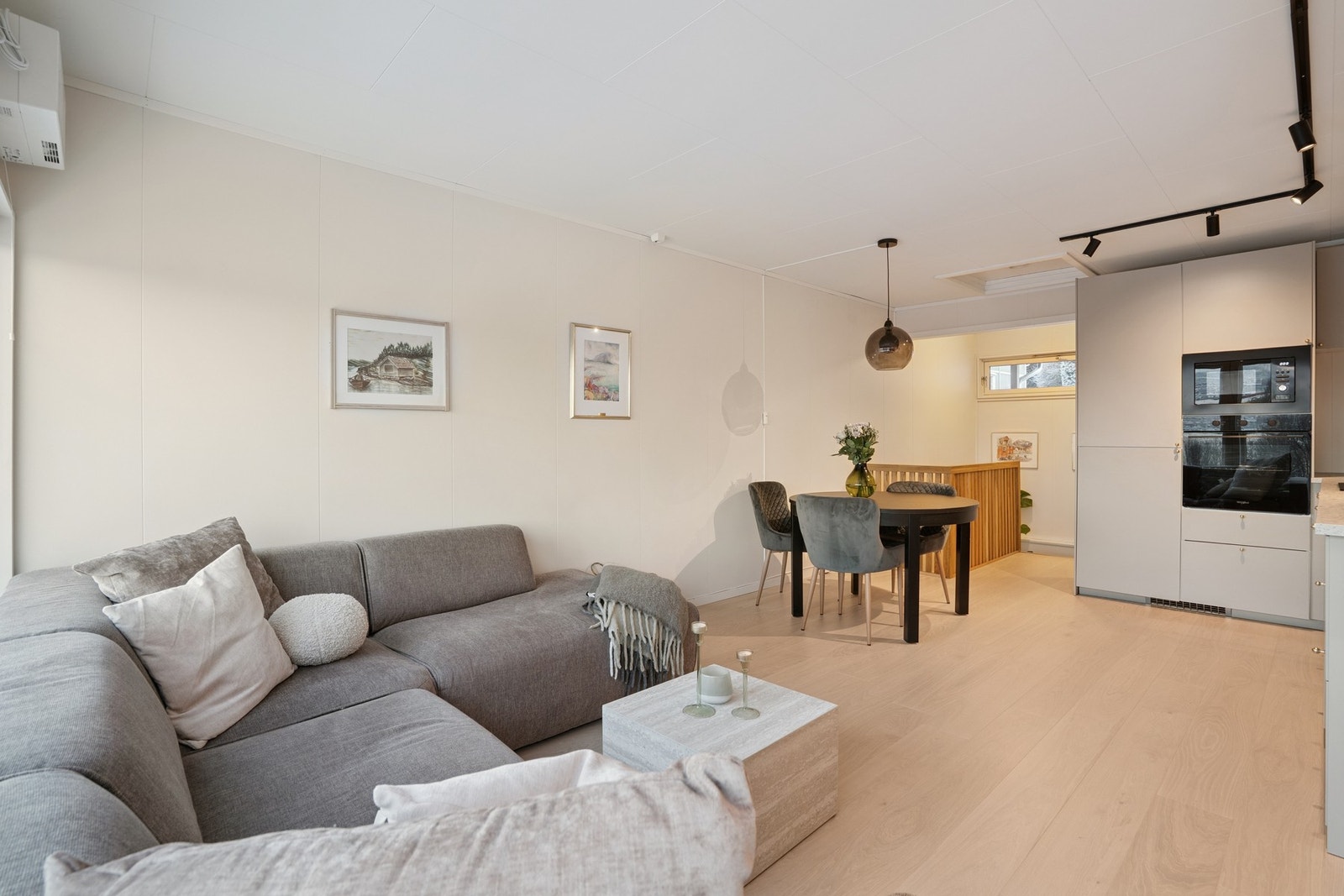 Naturlig og god plass til spisebord i tilknytning til kjøkken! Galleribilde