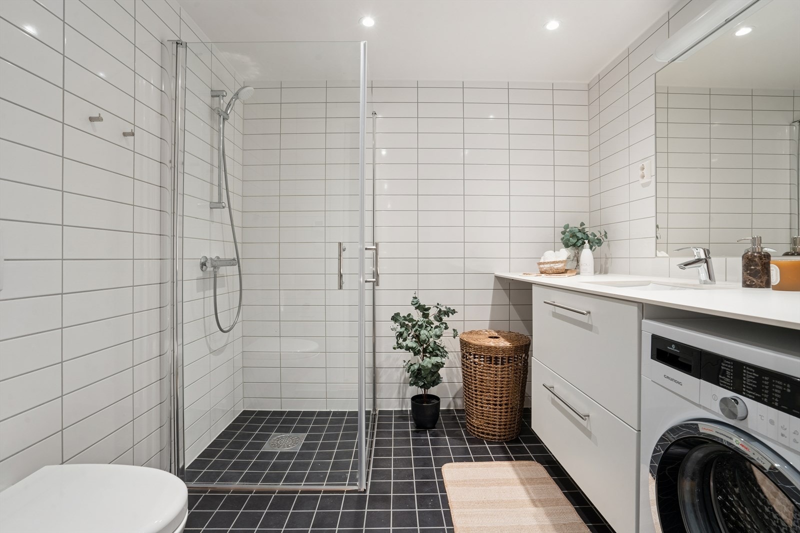 Bad med gulvvarme og opplegg for vaskemaskin Galleribilde