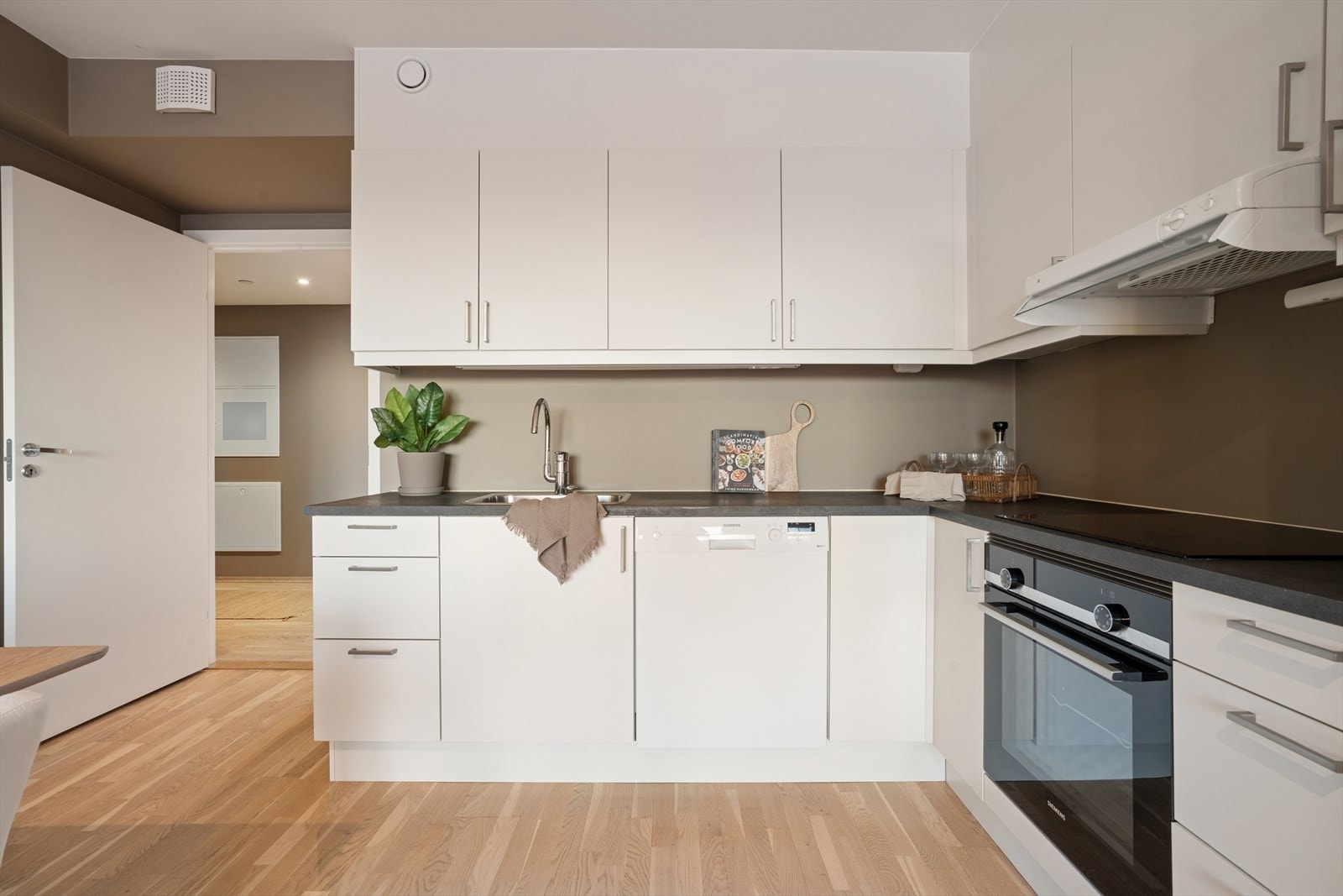 Kjøkken med hvitevarer Galleribilde