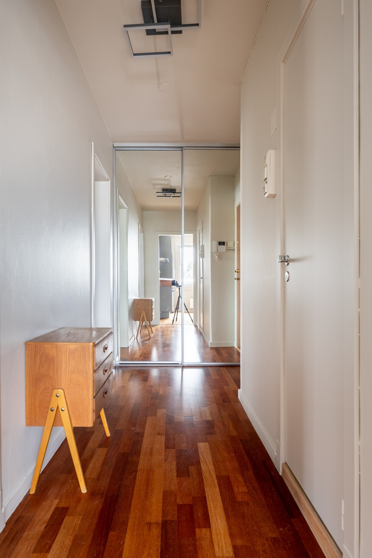 Entré med plass for klesoppheng og oppbevaring av sko. Galleribilde