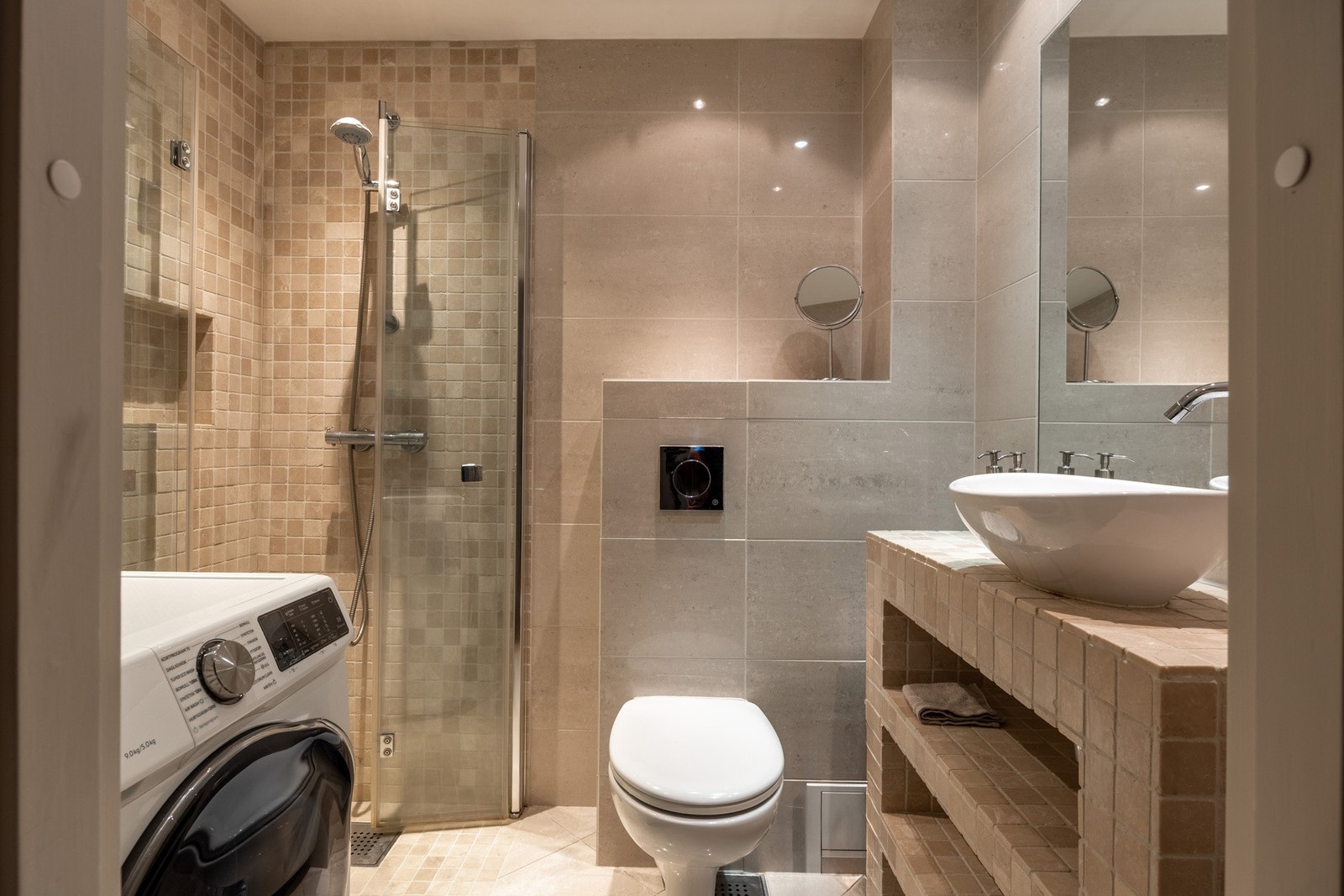 Videre har leiligheten et helfliset bad med gulvvarme og nedsenket himling. Galleribilde