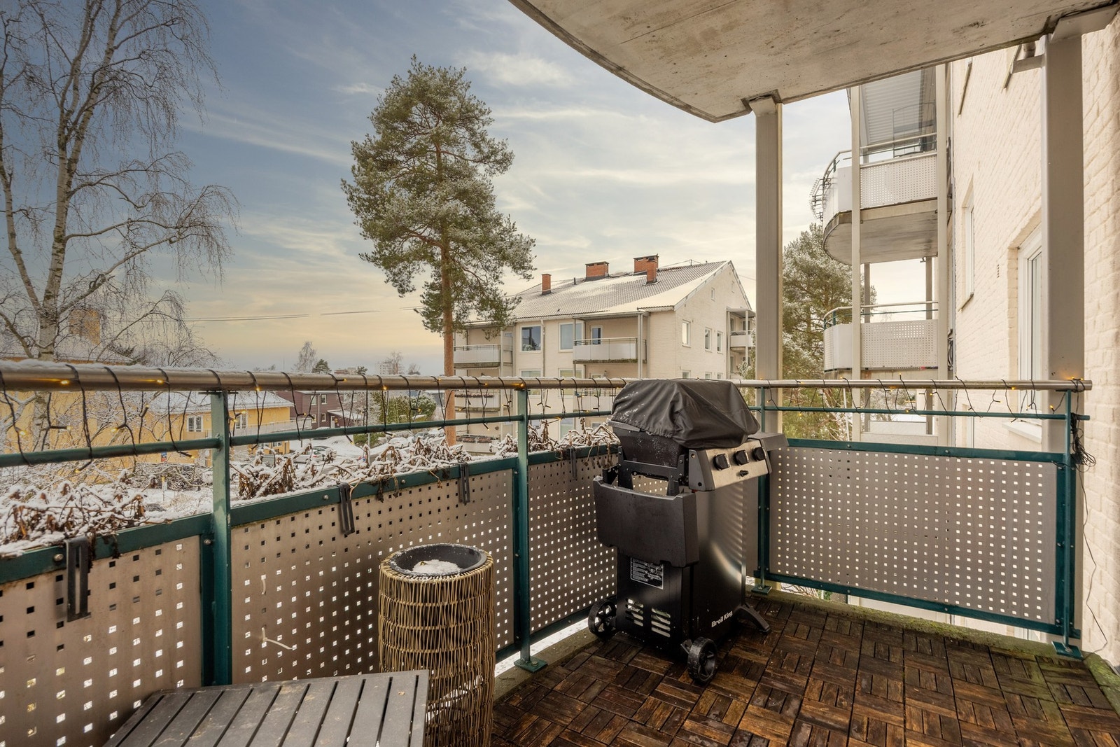 Leiligheten ligger fint til i byggets 3. etasje og har fritt utsyn over nærområdet. Galleribilde