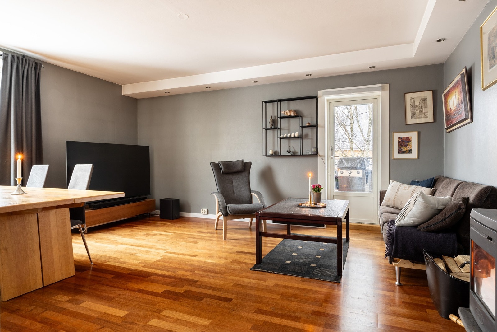 Romslig stue med en god planløsning som gjør det enkelt å innrede i ulike soner. Galleribilde