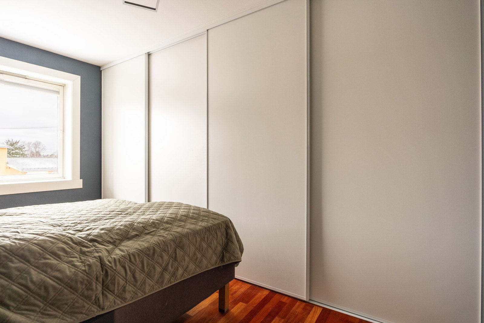 God plass til stor seng, samt rikelig med oppbevaringsplass i medfølgende skyvedørsgarderobe. Galleribilde