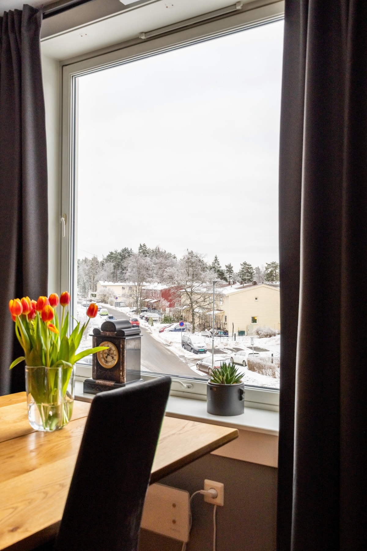 Flott utsikt fra spisebordet ved vinduet. Galleribilde