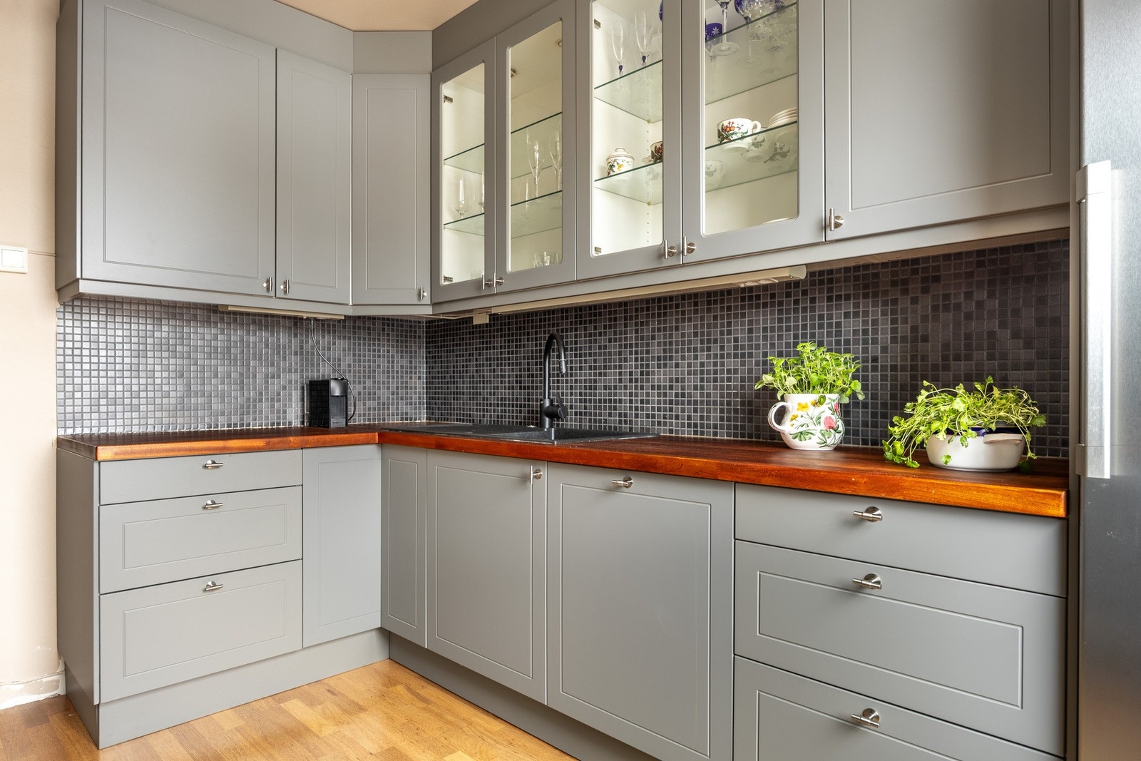 Det er en fin kombinasjon av skap og benkeplass for både oppbevaring og matlaging. Galleribilde