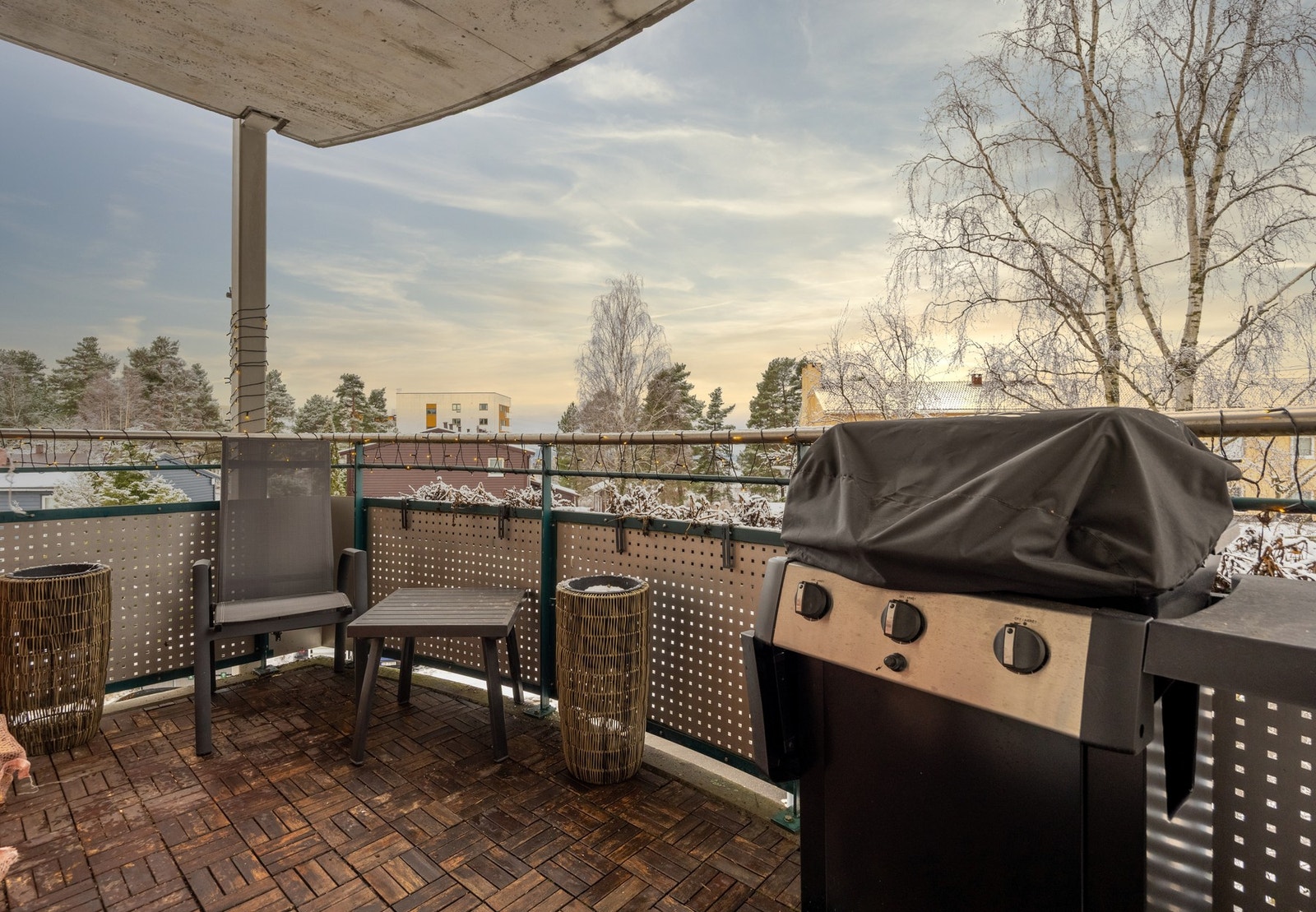 Vestvendt, solrik balkong med god plass til ønsket utemøblement. Galleribilde