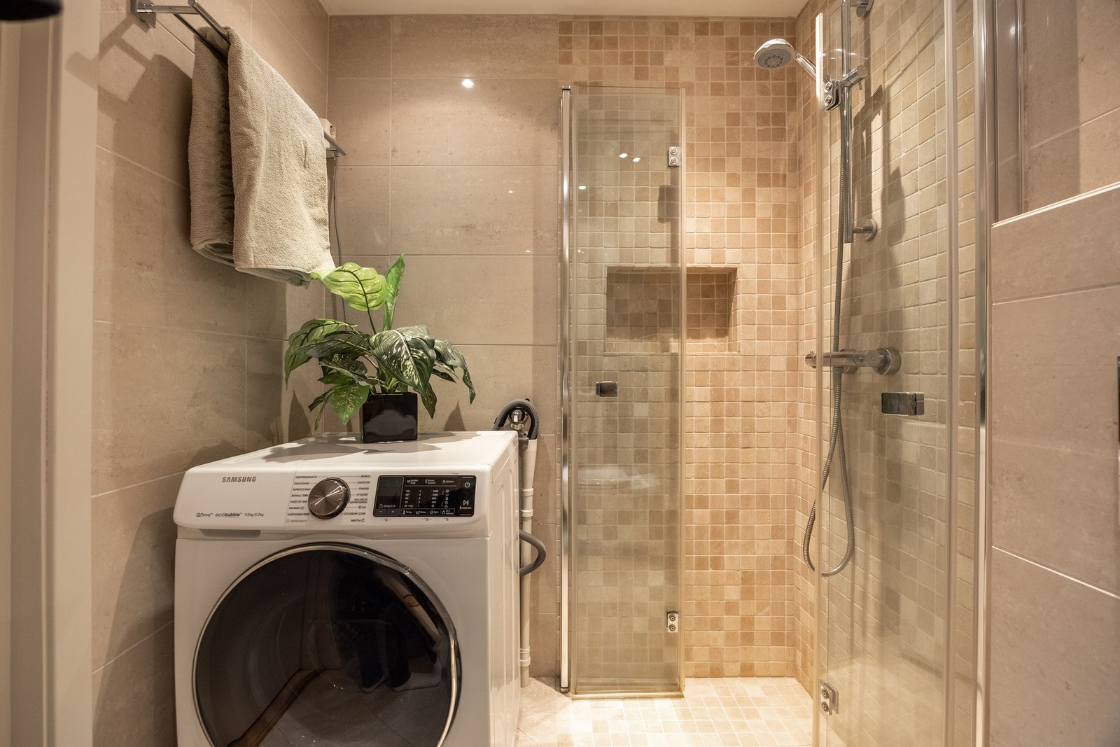 Det er opplegg og plass for vaskemaskin. Romslig dusjhjørne. Galleribilde