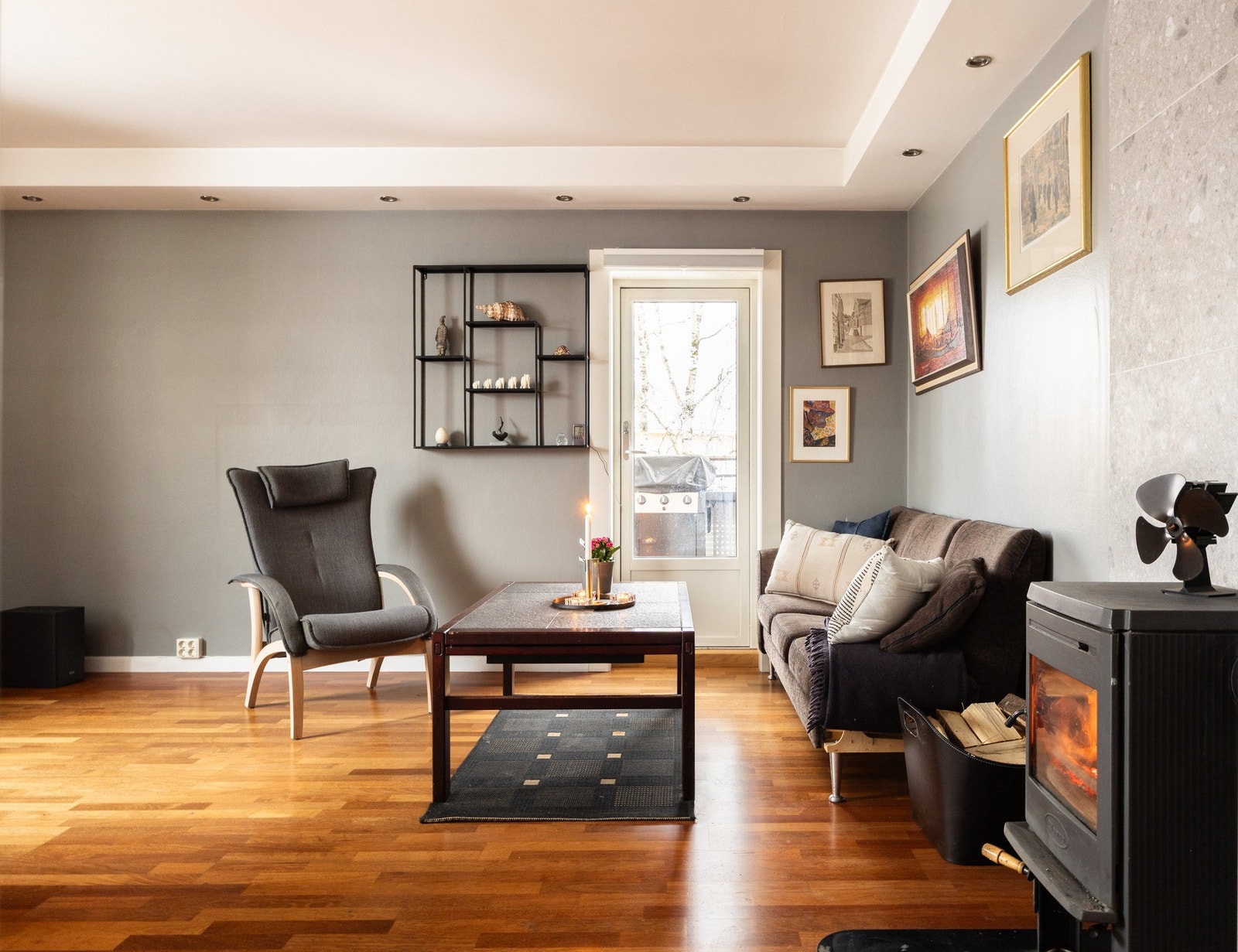 Hjørnebeliggenheten gir lysinnslipp fra to sider, som bidrar til en luftig atmosfære. Galleribilde