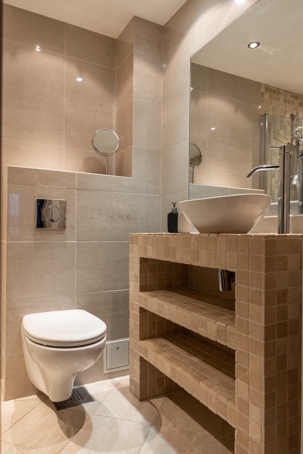 Vegghengt toalett med skjult sisterne. Galleribilde