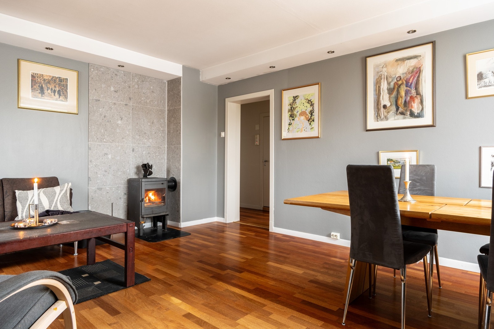 Vedovnen varmer godt i kaldere årstider og gir leiligheten en lun atmosfære. Galleribilde